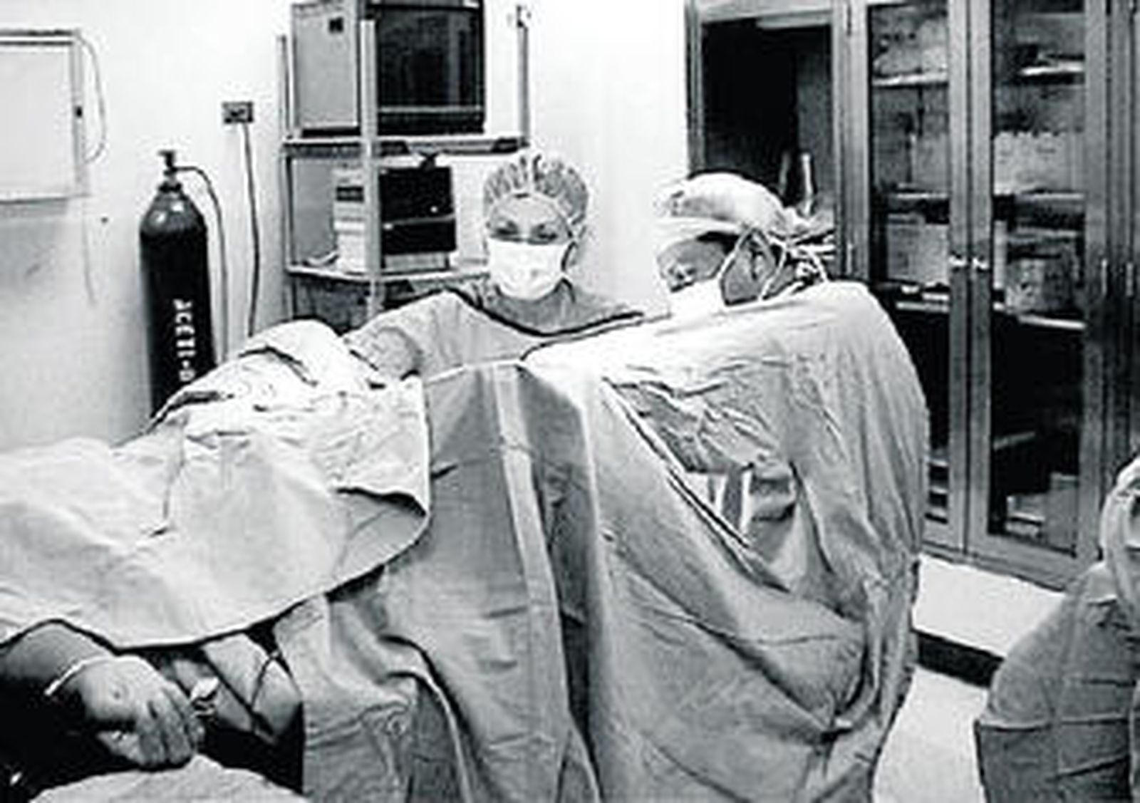 Sanitarios atienden a una mujer.