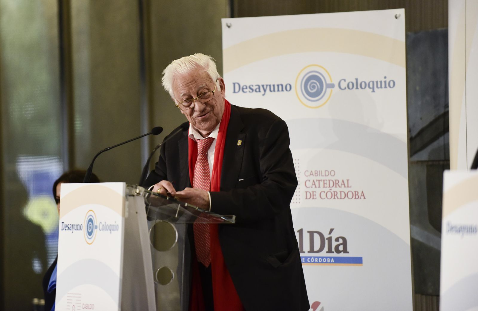 Un momento de la intervención del padre Ángel en el desayuno coloquio organizado ayer por el 'Día de Córdoba', del Grupo Joly.
