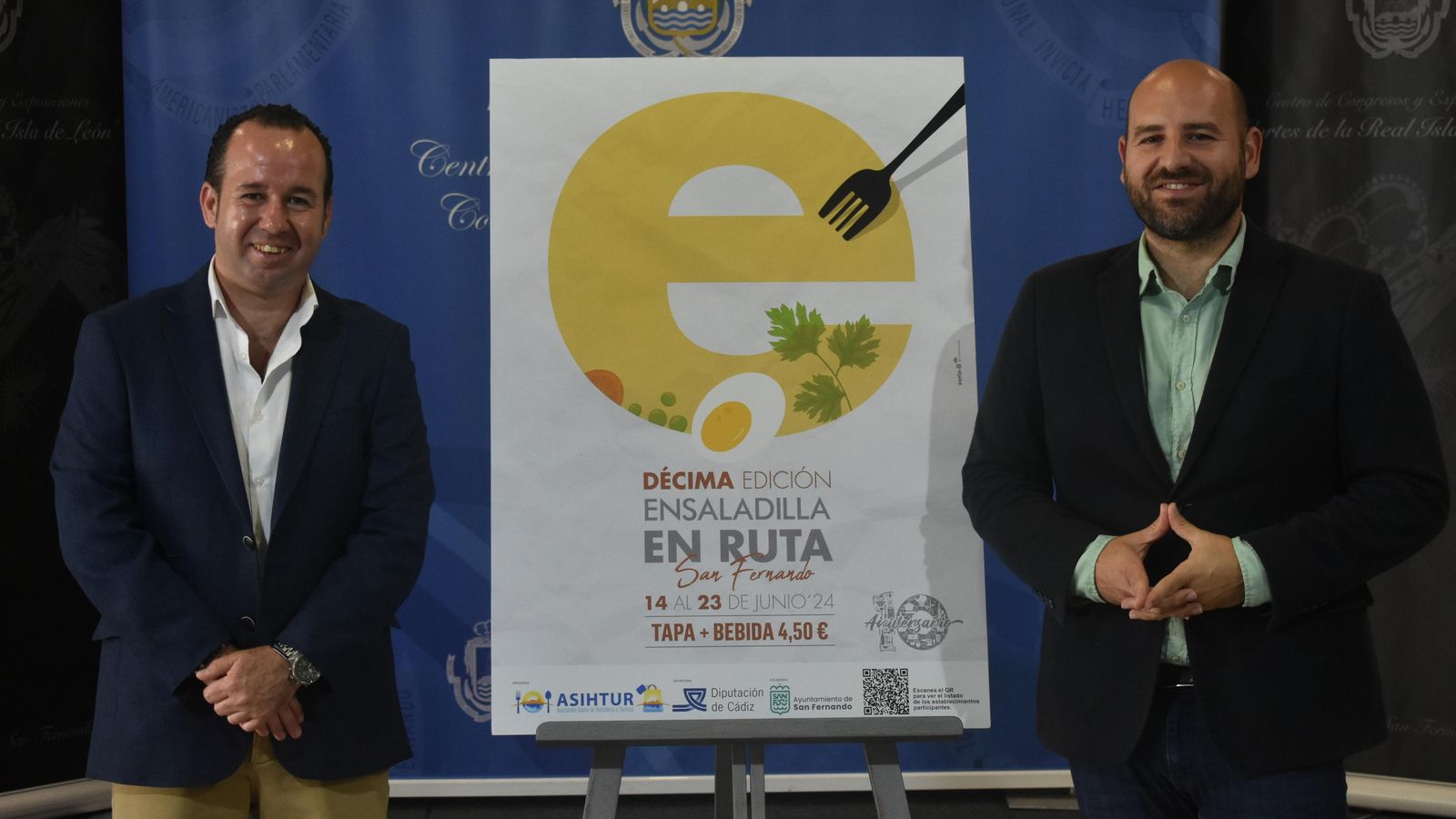 Presentación de Ensaladilla en Ruta, en San Fernando. En la imagen, Antonio Vela, vicepresidente de la Asociación Isleña de Hostelería y Turismo, y el concejal de Comercio y Hostelería, Miguel Ángel Fernández, en San Fernando.