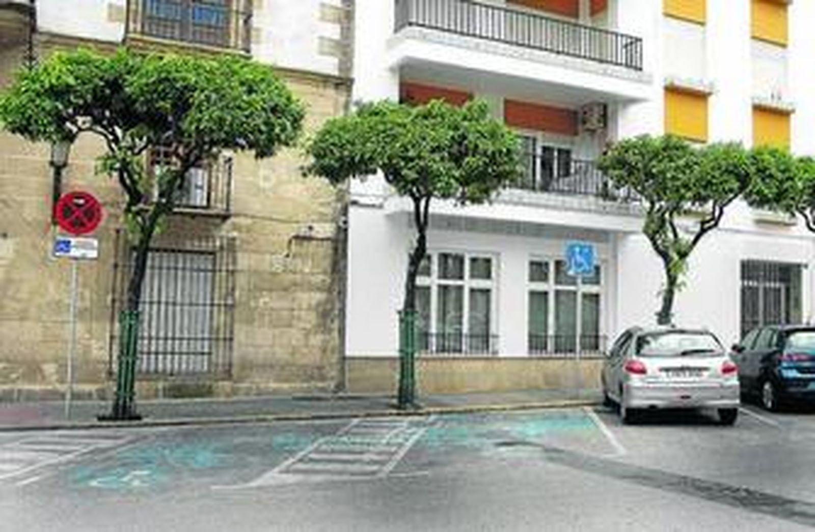 Aparcamientos reservados para discapacitados, enfrente del Ayuntamiento.