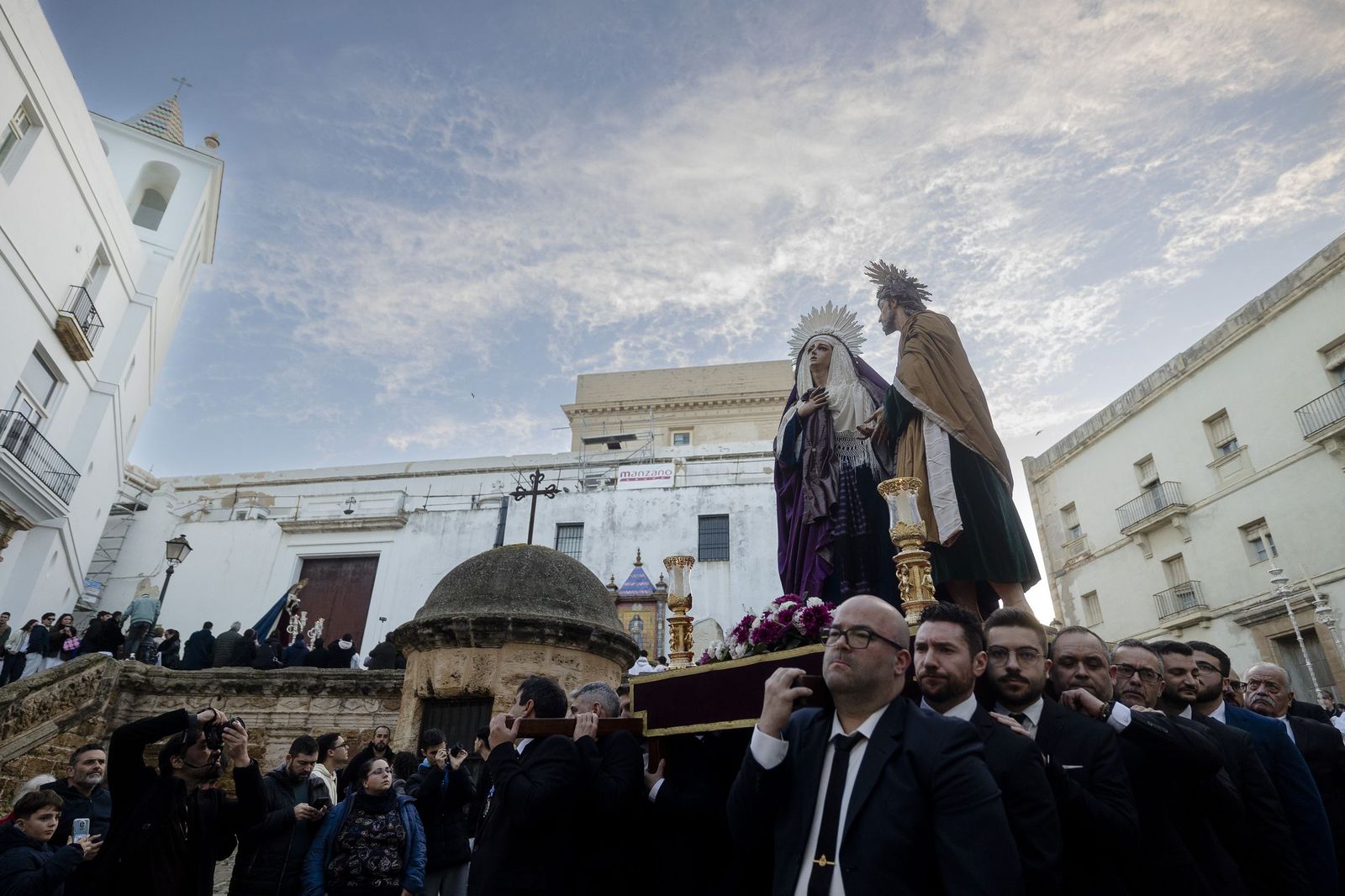 Las imágenes de los traslados de las cofradías de Santa Cruz