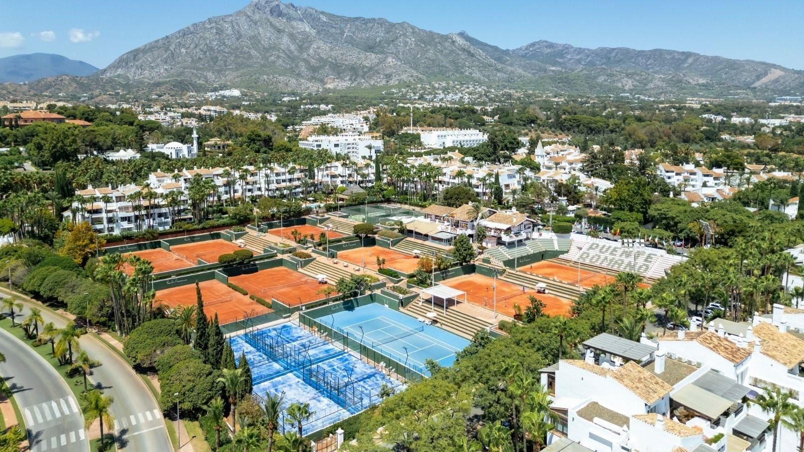 Vista aérea del hotel Puente Romano, en Marbella.