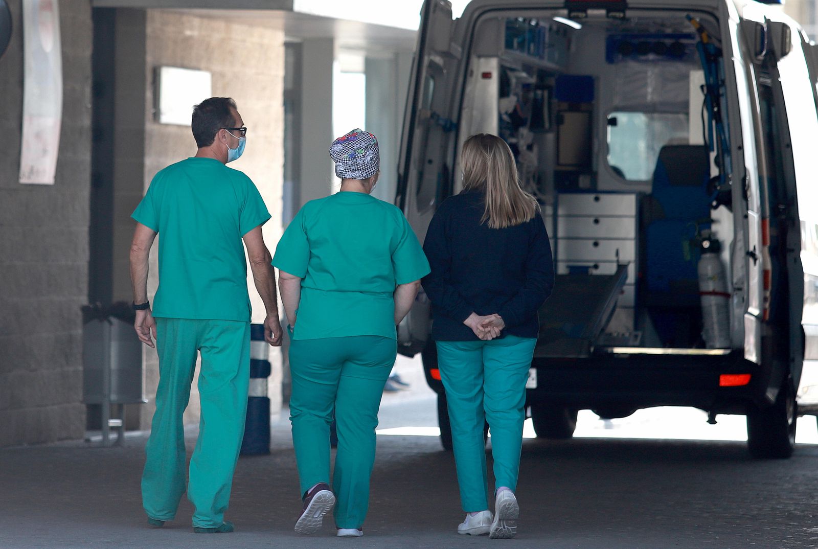 Profesionales sanitarios en el exterior de un centro hospitalario de Huelva.