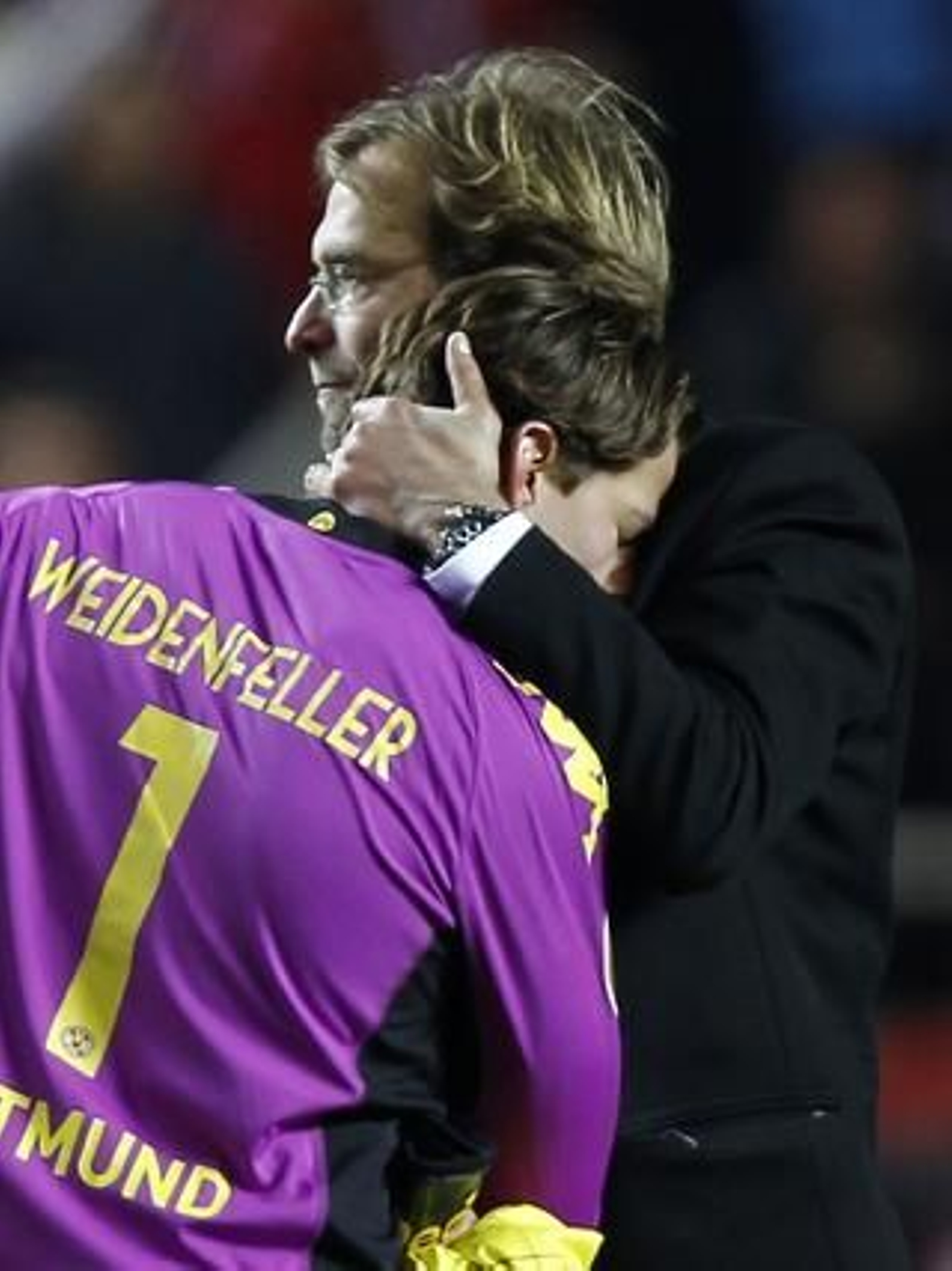 El Sevilla pasa a la siguiente ronda de la Liga Europa tras empatar 2-2 con el Borussia Dortmund. / Reuters