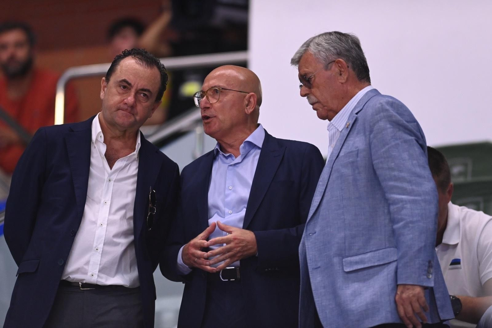 La camiseta blanquiazul del Unicaja convoca a la plana mayor del Málaga al Carpena La camiseta blanquiazul del Unicaja convoca a la plana mayor del Málaga al Carpena