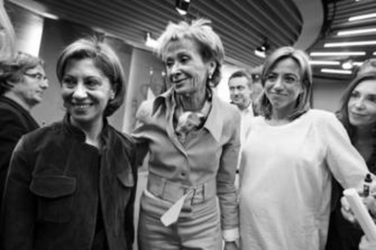 De la Vega, ayer en La Moncloa flanqueada por las ministras Elena Espinosa (izqda.) y Carme Chacón.