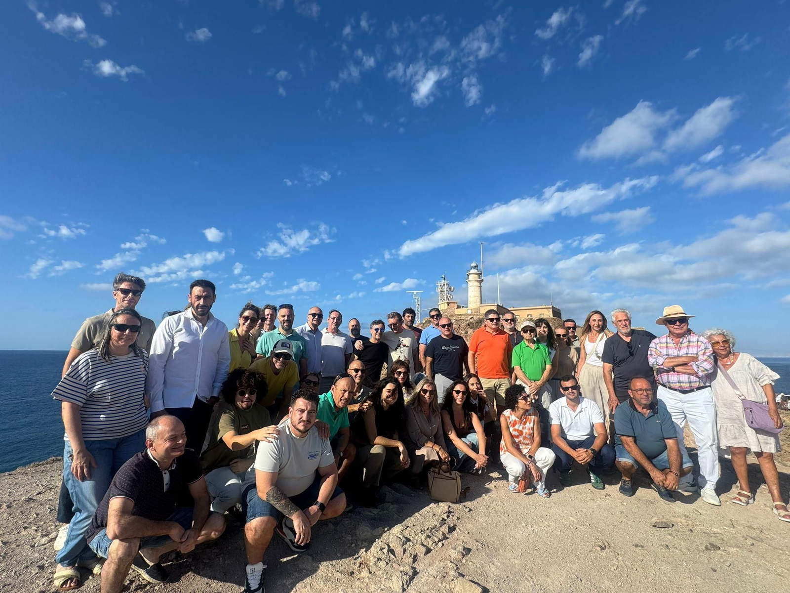 Foto de grupo de parte de los congresistas durante la visita al entorno del faro del Cabo de Gata.