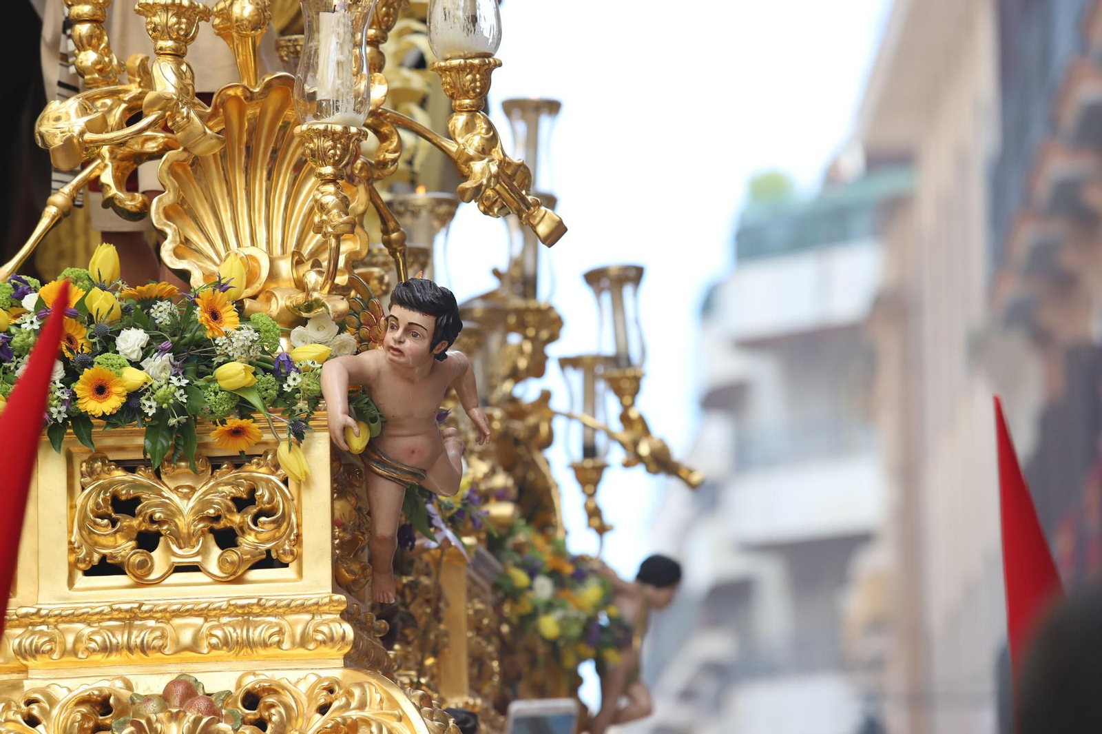 Imágenes del recorrido de la Borriquita  por las calles de Huelva