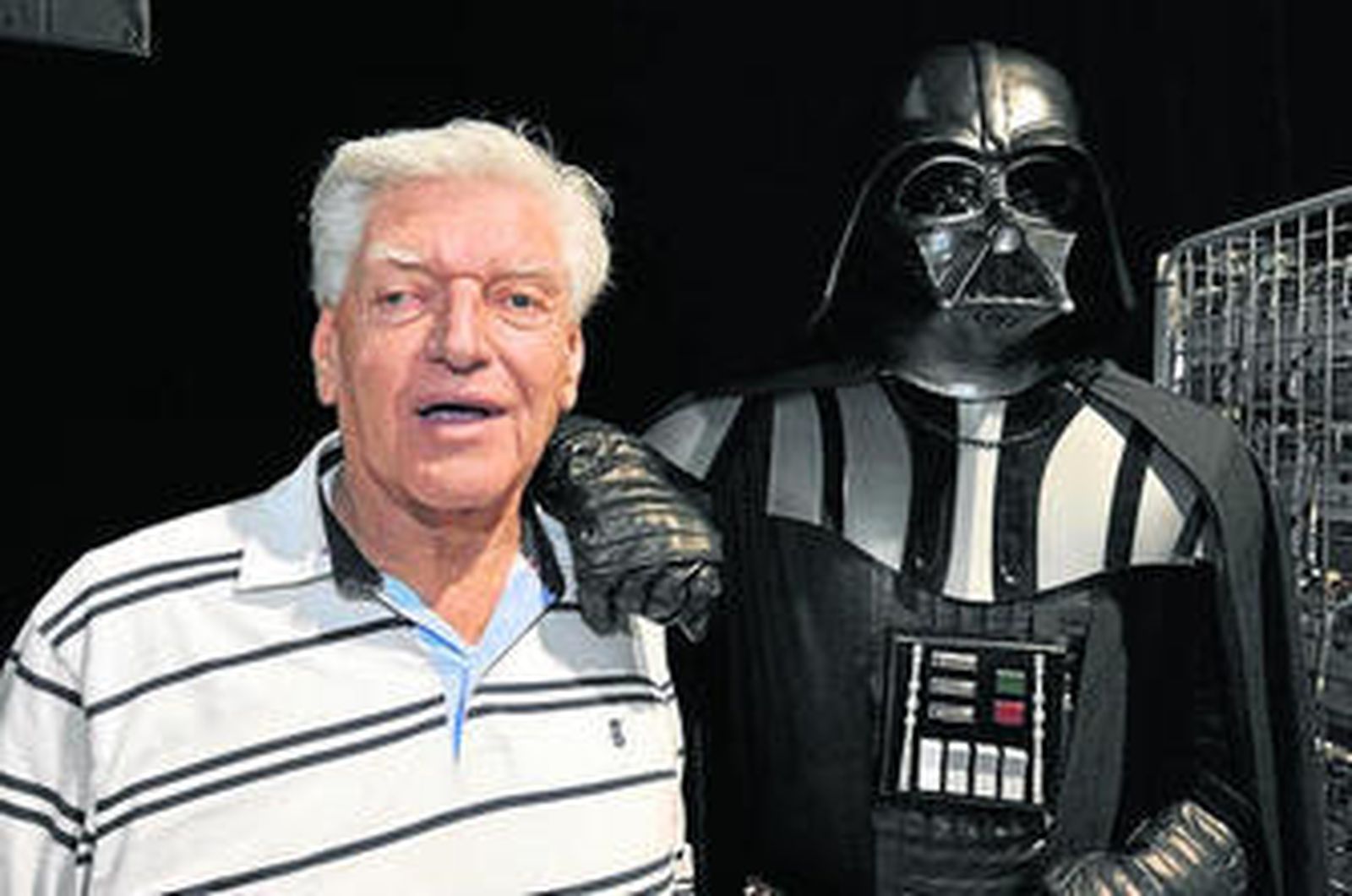 El actor David Prowse, junto a la coraza de su personaje en 'La guerra de las galaxias', el villano Darth Vader.