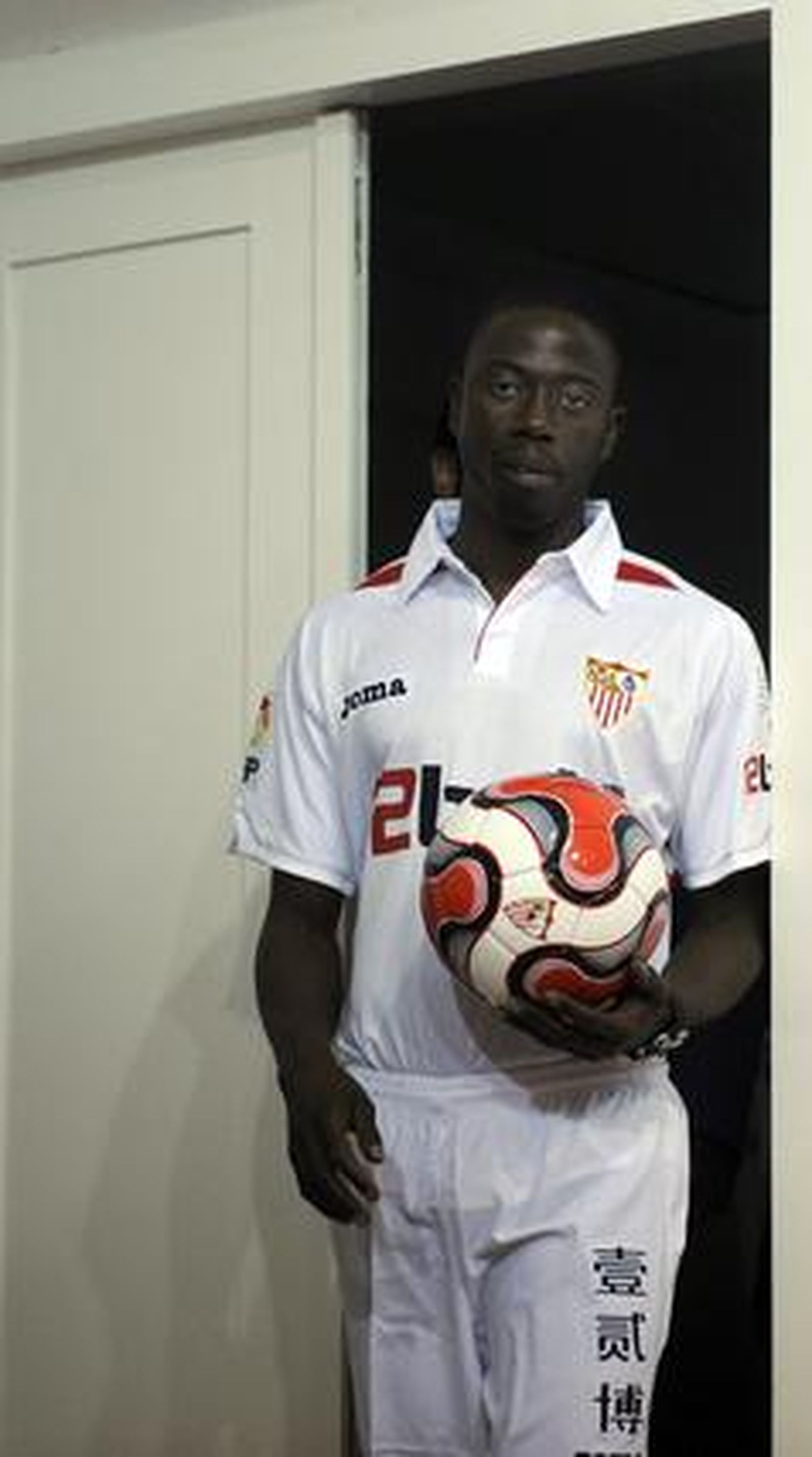 Dabo entra a la sala de prensa del Sevilla para la sesión de fotos. 

Foto: Antonio Pizarro/Agencias