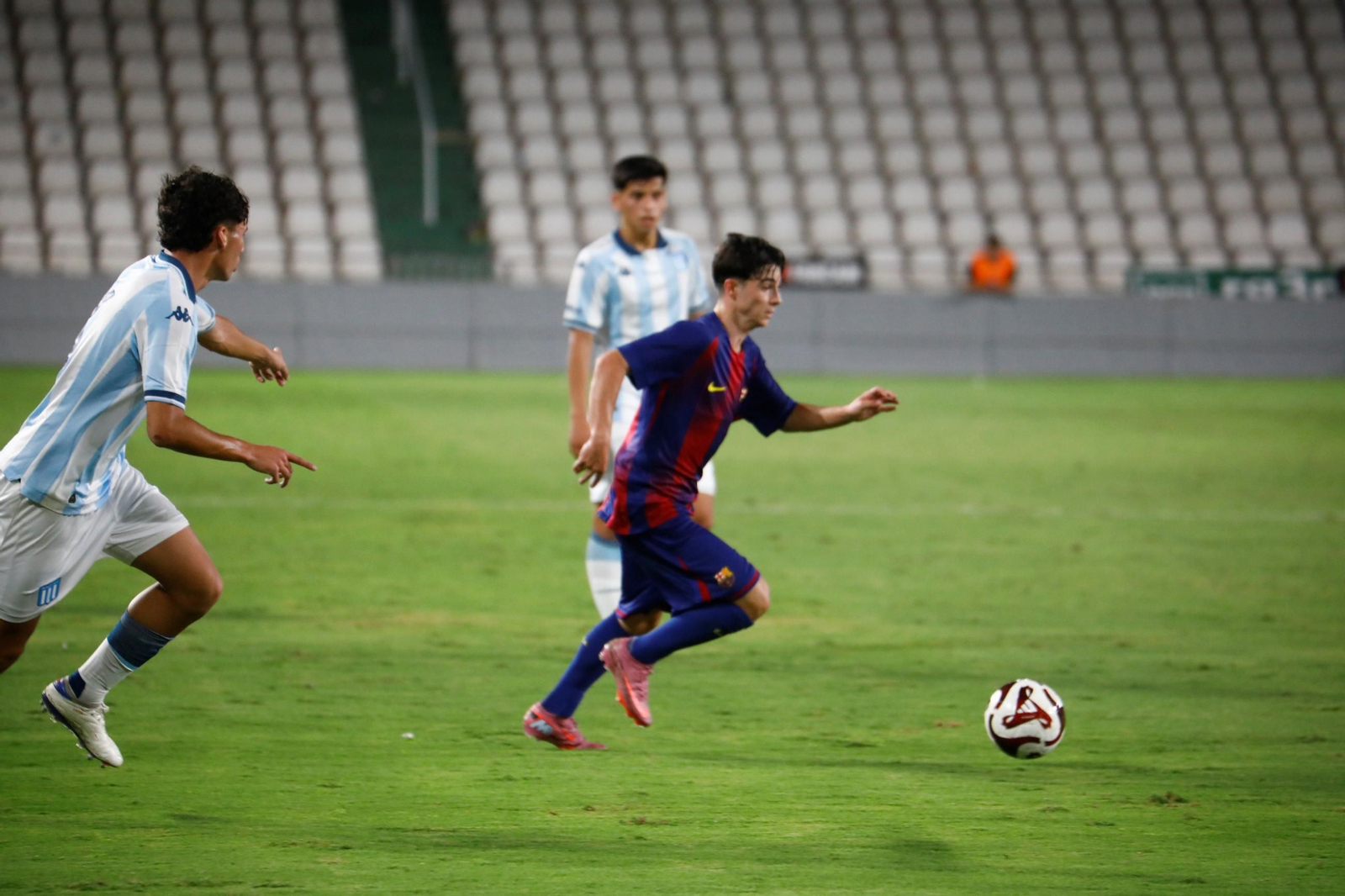 Las mejores fotos del Barcelona - Racing Club de la final del Mundial de Clubes juvenil en El Arcángel
