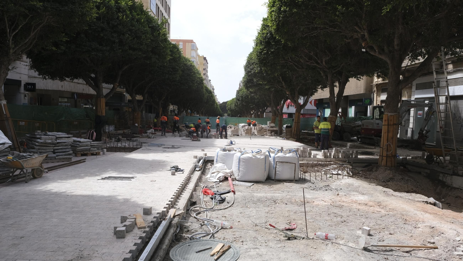 Las obras de peatonalización del Paseo de Almería entran en el turno de noche, en imágenes