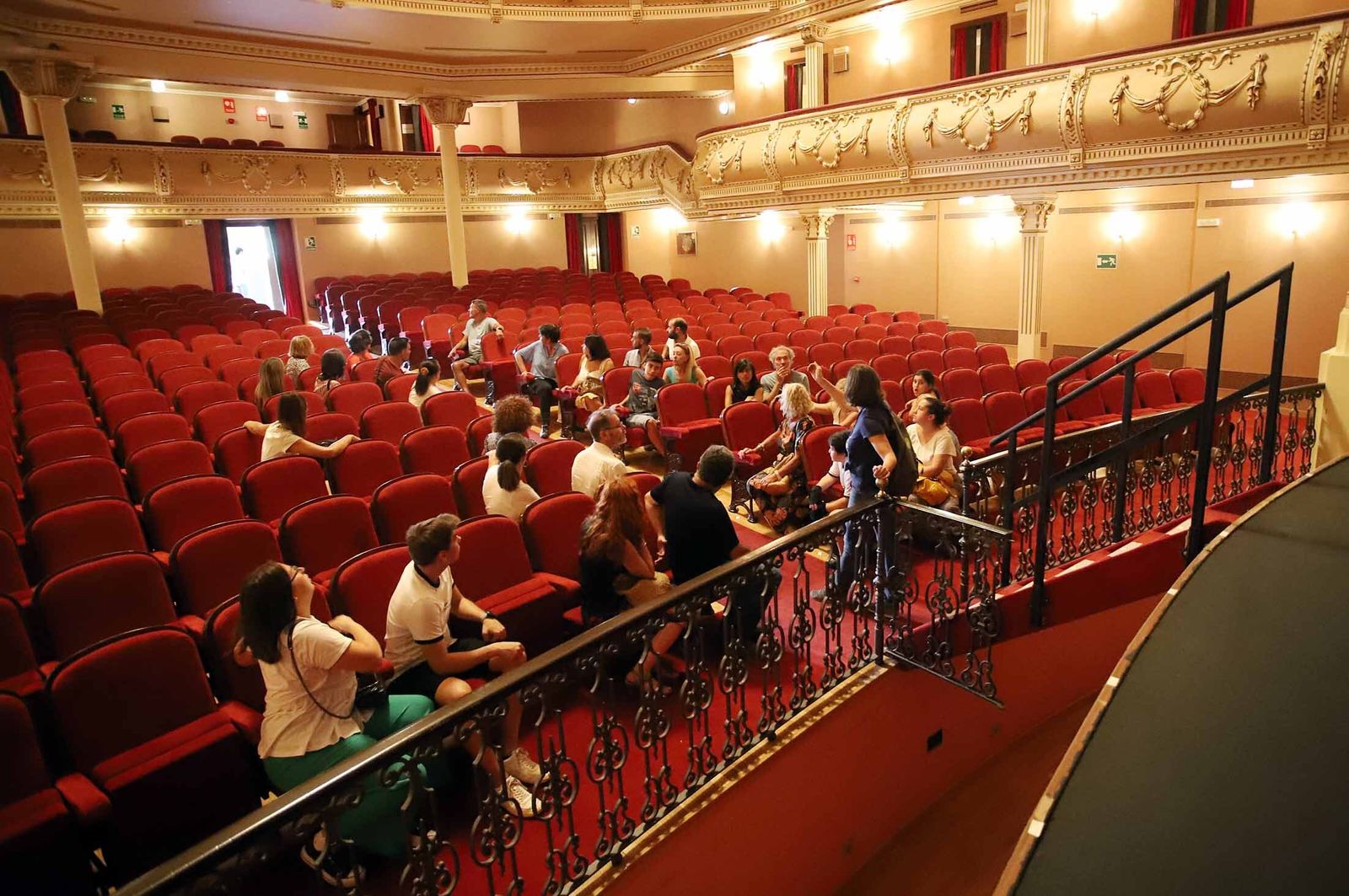 Imágenes de la visita guiada al Gran Teatro de Huelva por su 100 aniversario