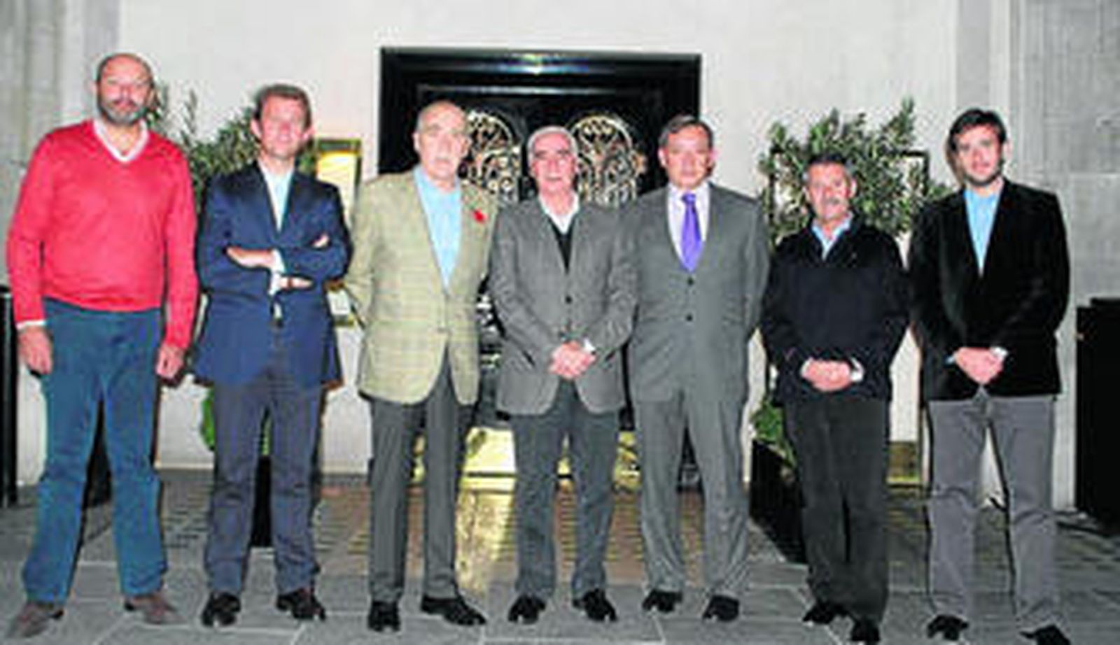 Paulino García, Fernando Ortega, Ignacio Vasallo, Luciano Alonso,  Antonio Méndez, Francisco Pérez Moreno y Diego Ortiz, ayer, en Londres.