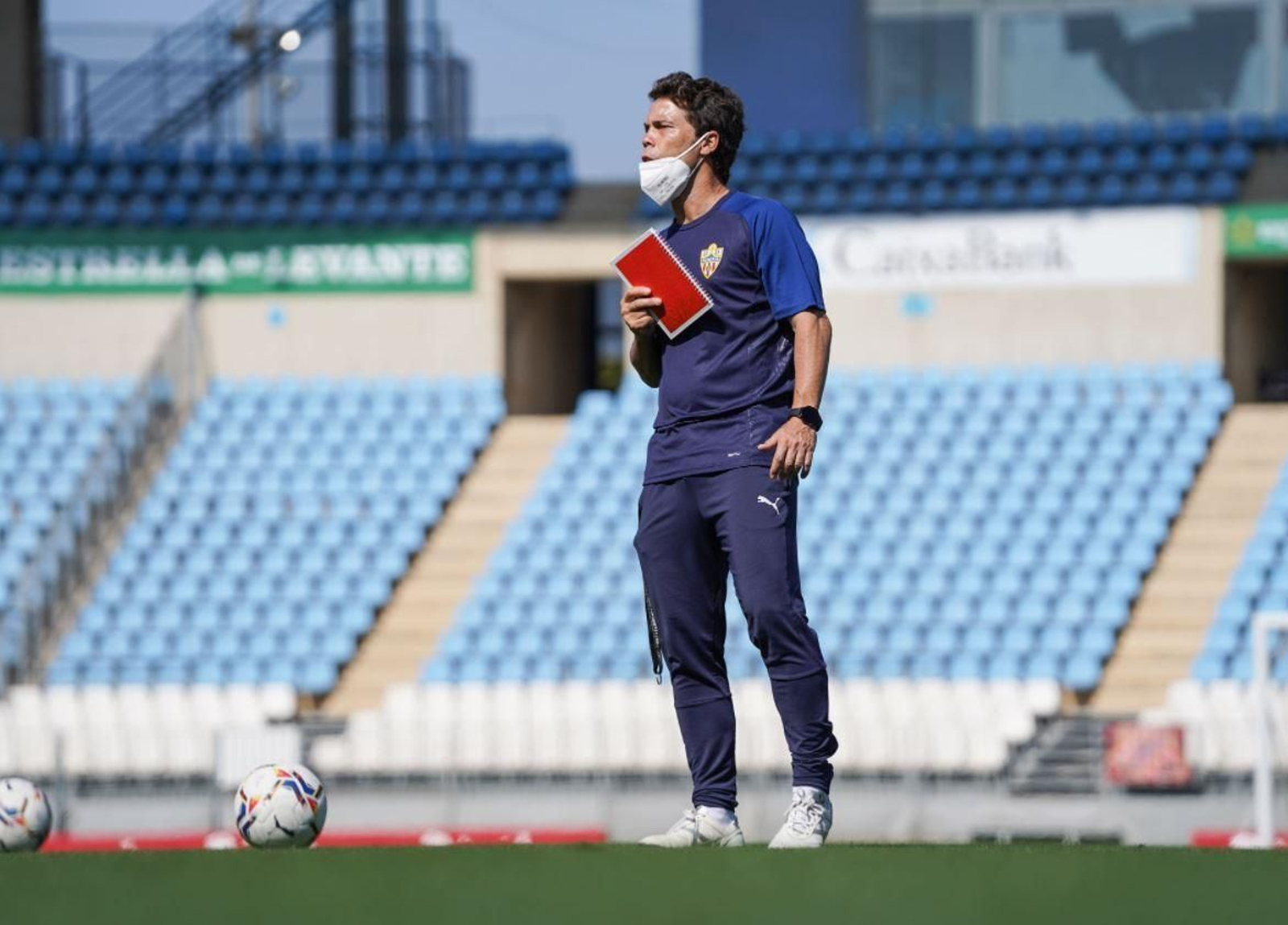 Rubi da instrucciones en el entrenamiento, libreta en mano.