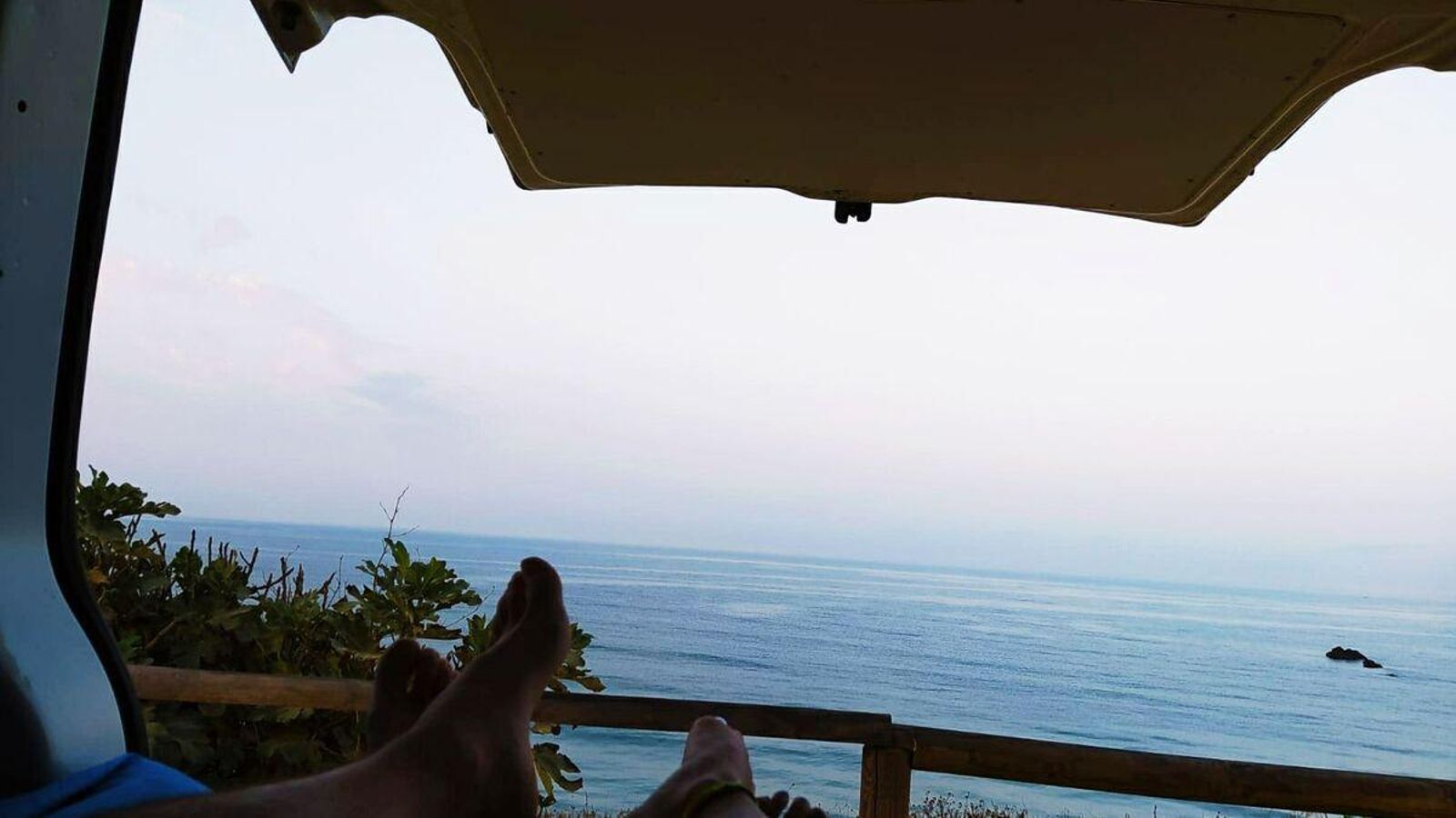 Vistas de la playa desde una furgoneta camperizada.