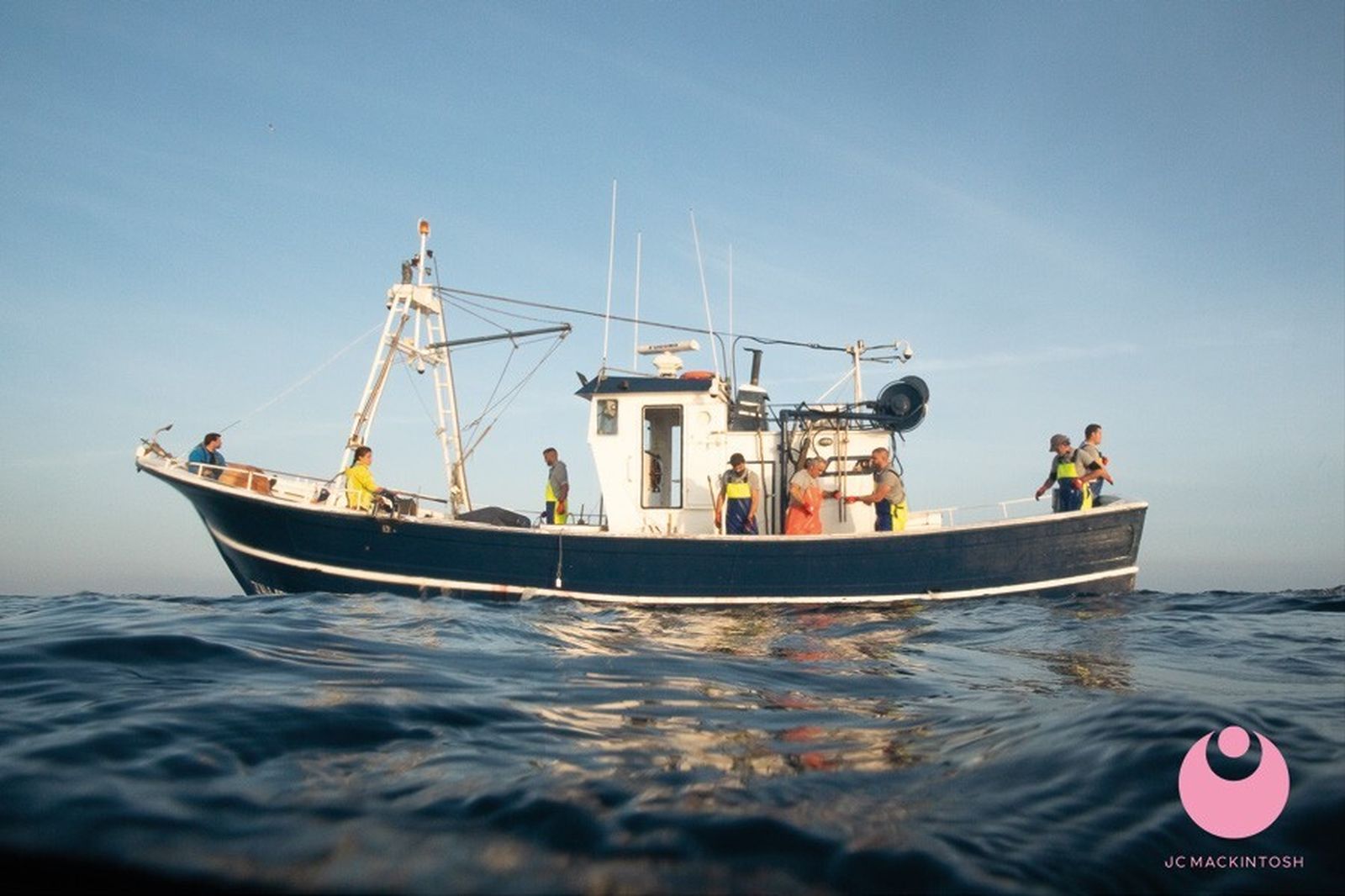 Una embarcación de JC Mackintosh, que realiza la captura artesanal del atún rojo.
