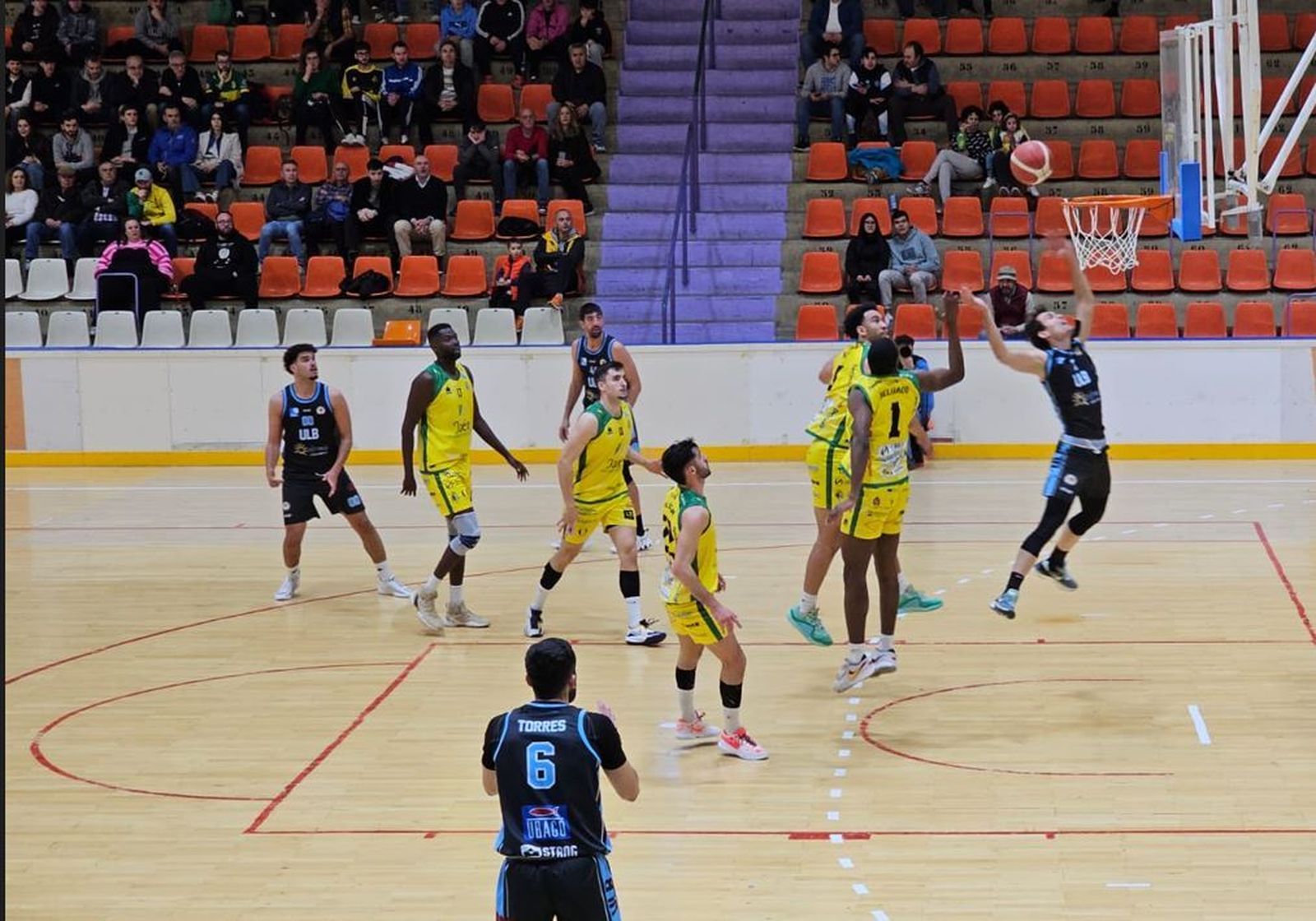 Eugenio Egea trata de capturar un rebote, este domingo en Jaén