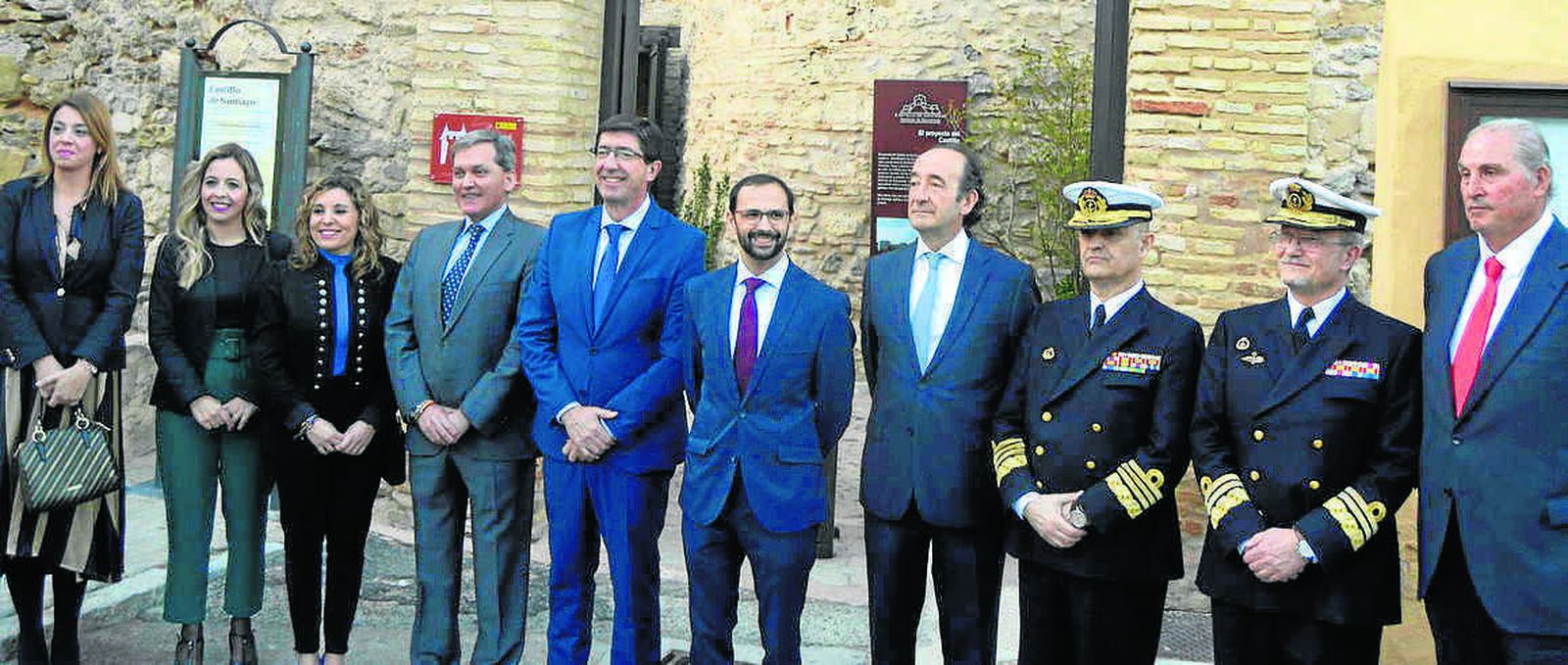 Elena Sumariba, Lucía Rodríguez, Ana Sumariba, Javier Gómez Porrua, el vicepresidente de la Junta Juan Marín, el alcalde de Sanlúcar Víctor Mora, Álvaro Taboada, el almirante Juan Garat, el vicealmirante Ignacio Horcada y Rafael Lousao.