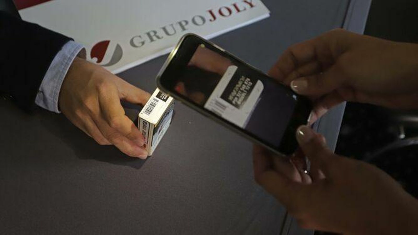 Ejemplo de escaneado de un código de trazabilidad de una cajetilla de tabaco.