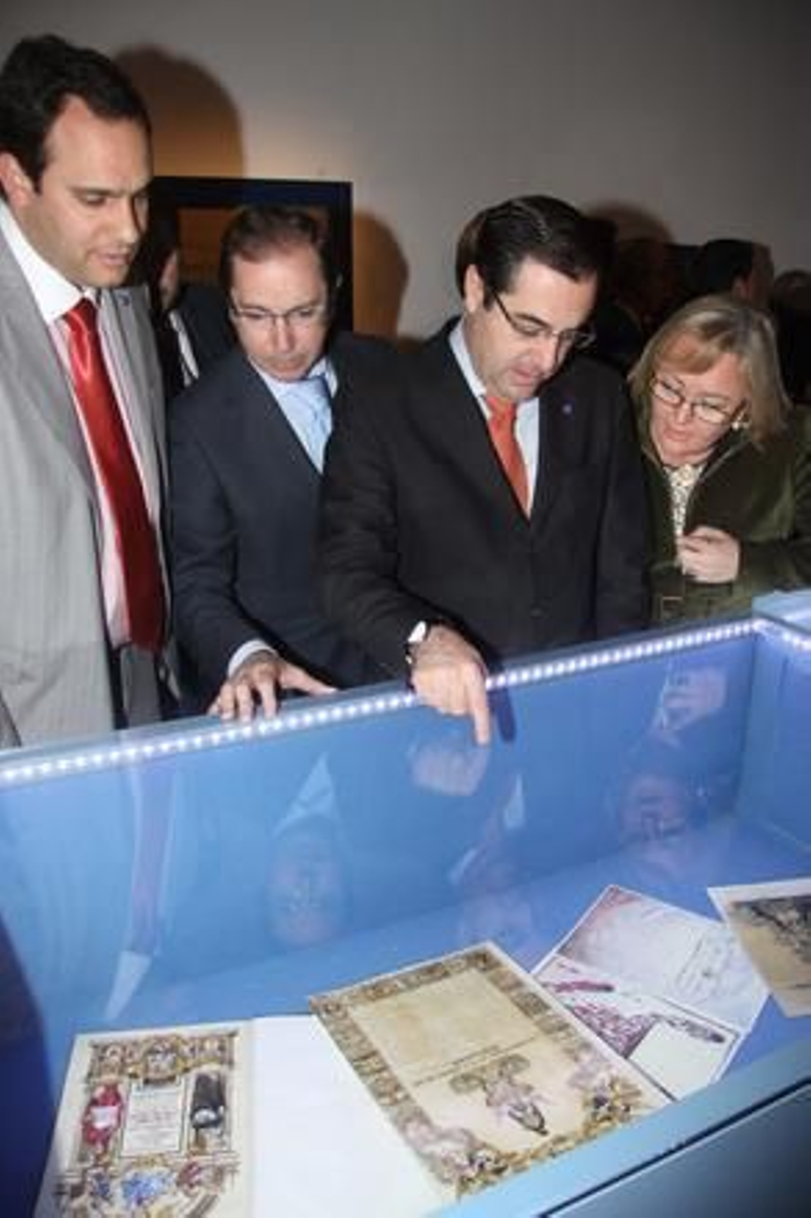 Las autoridades visitan el Museo de la Semana Santa de Málaga. / Punto Press