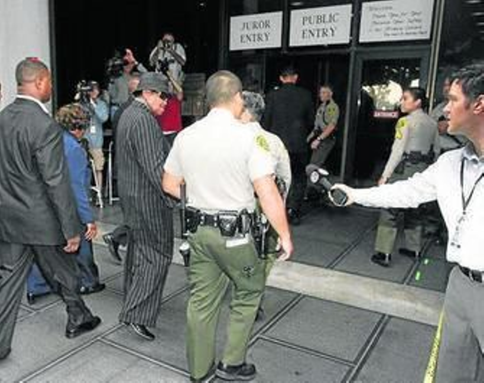 El médico de Jackson pidió a su asistente que se llevara unas "cremas" del escenario de su muerte