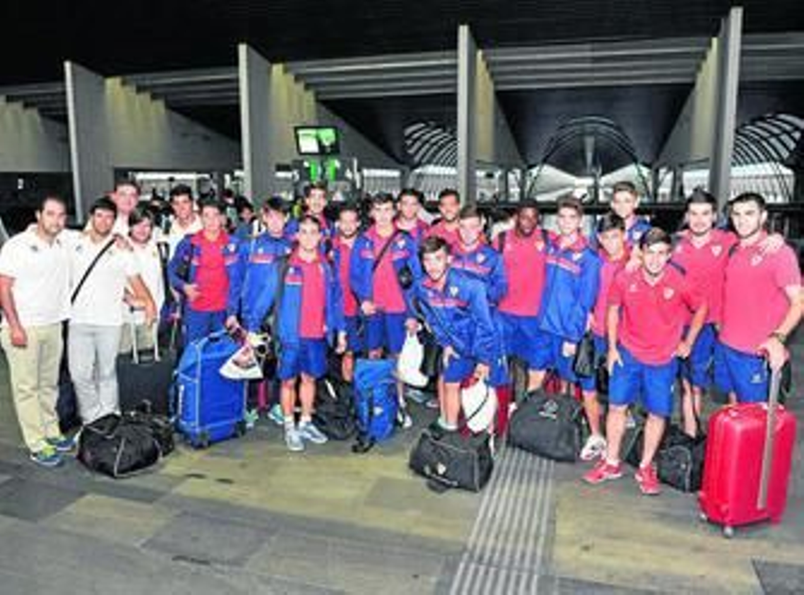 El Sevilla juvenil, cuerpo técnico incluido, antes de tomar el AVE rumbo a Barcelona, ayer bien temprano.