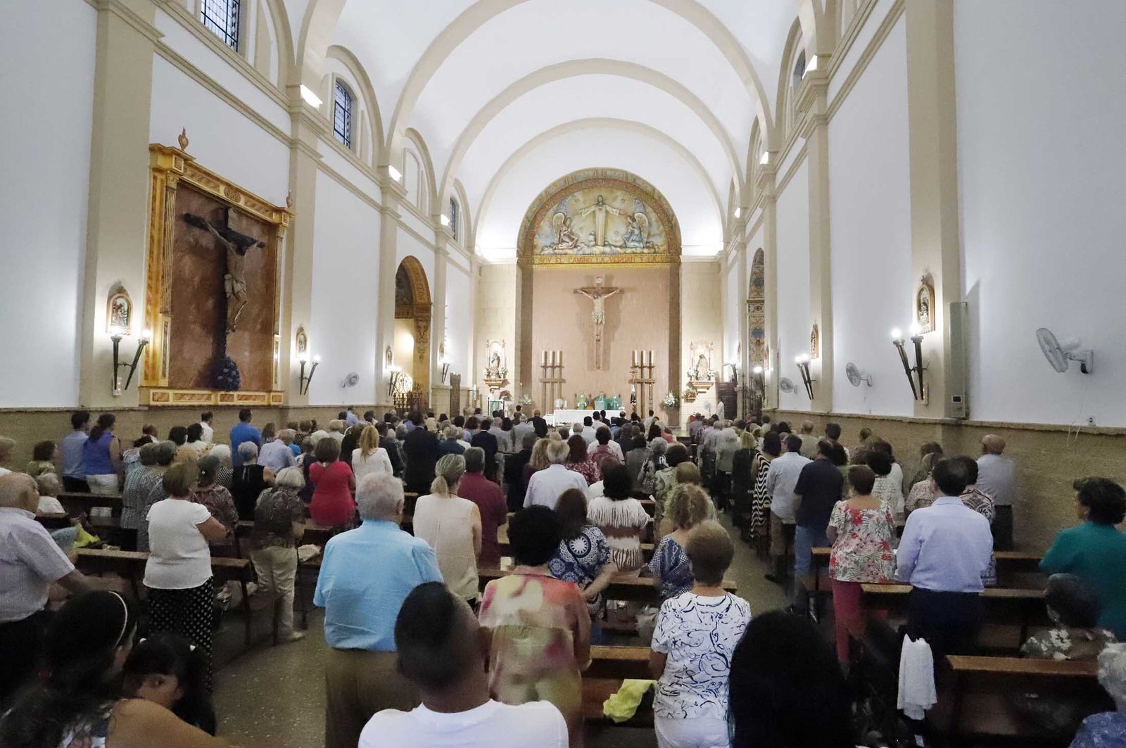 Misa de despedida por jubilación a don Feliciano Fernández Sousa, párroco del Sagrado Corazón de Jesús, en imágenes