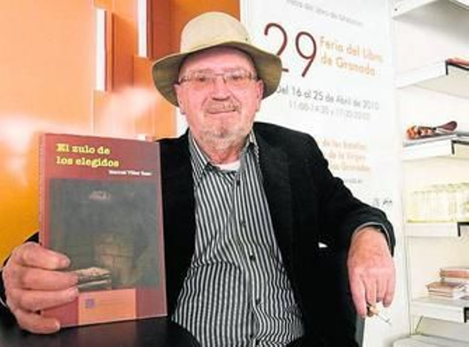 Villar Raso, ayer, durante la firma de ejemplares de su nuevo libro.