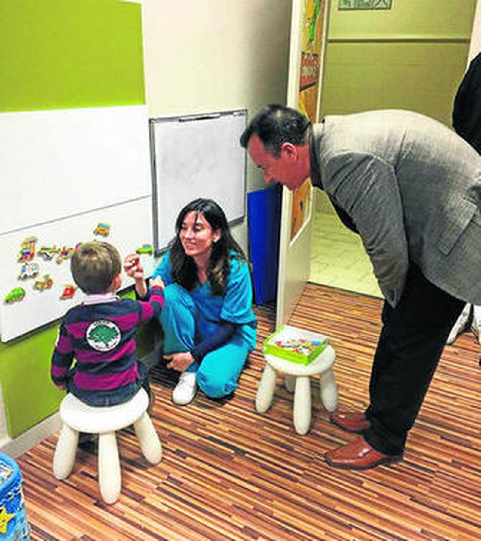 El delegado de Salud en Granada, Higinio Almagro, en su visita al centro.