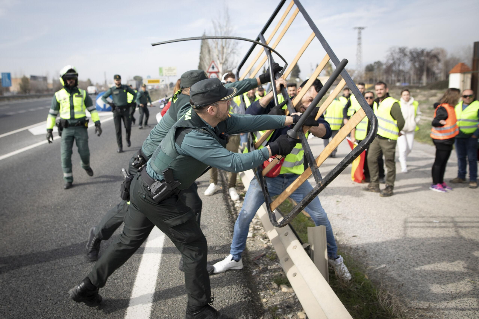 Segundo dia de cortes en la autovía de Granada por los Tractores