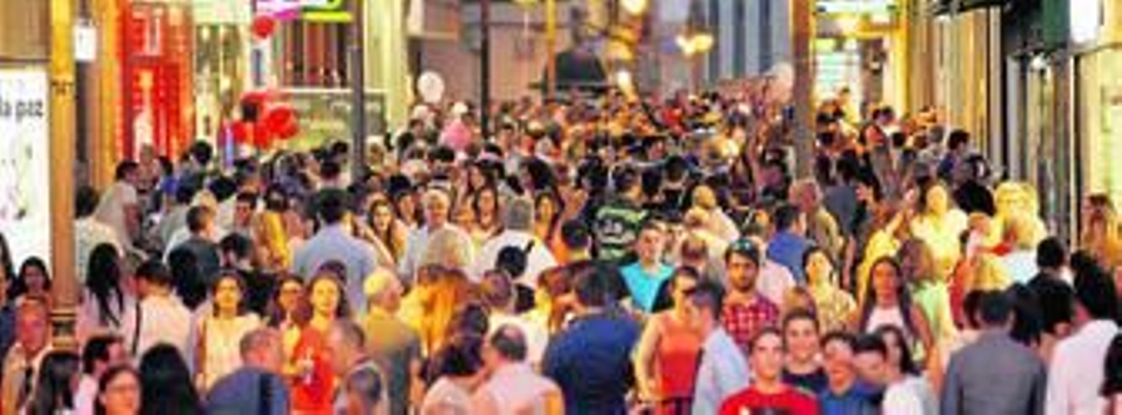 La 'Shopping Night' cumple las previsiones y llena las calles del centro