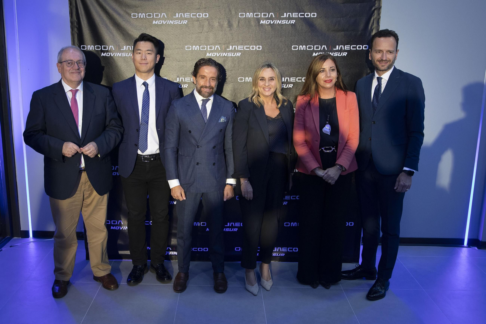 Las autoridades del la presentación en una foto de familia unos minutos antes de comenzar el acto.