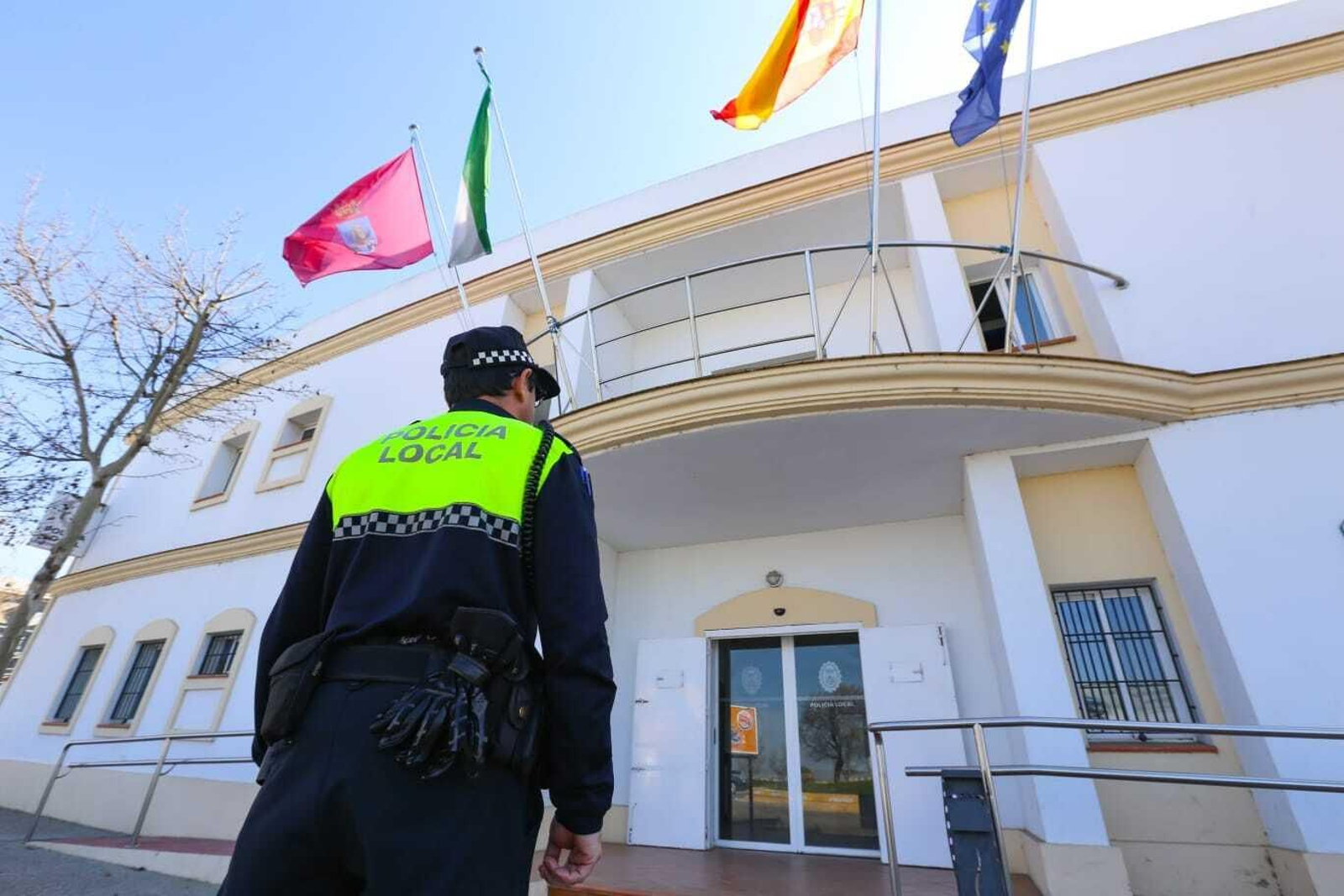 Un agente frente a la Jefatura de la Policía Local, situada en Urbisur.