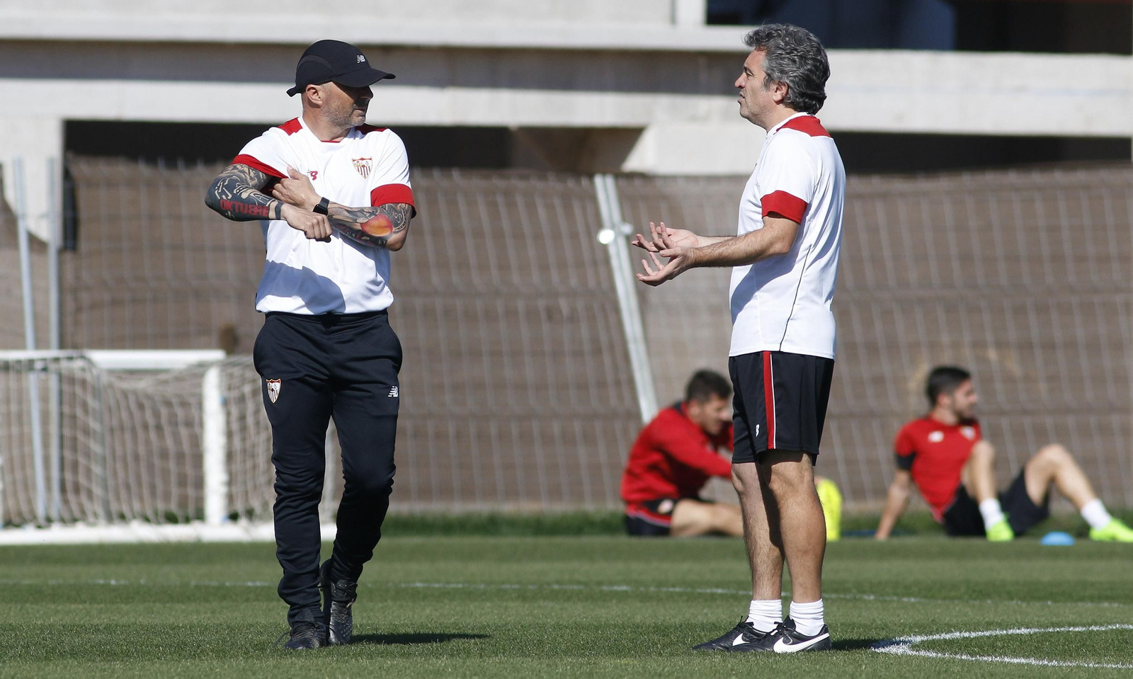 Jorge Sampaoli escucha las explicaciones de Juanma Lillo en un entrenamiento reciente.