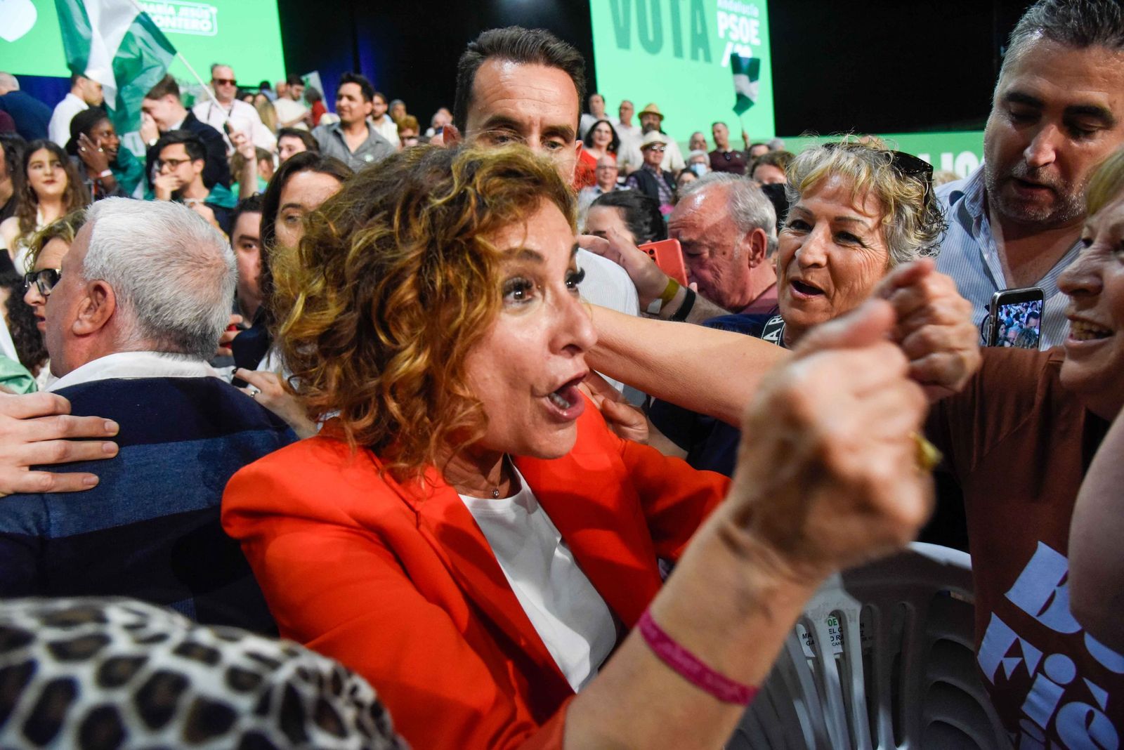 Pedro Sánchez y María Jesús Montero, en el último mitin de la campaña ...