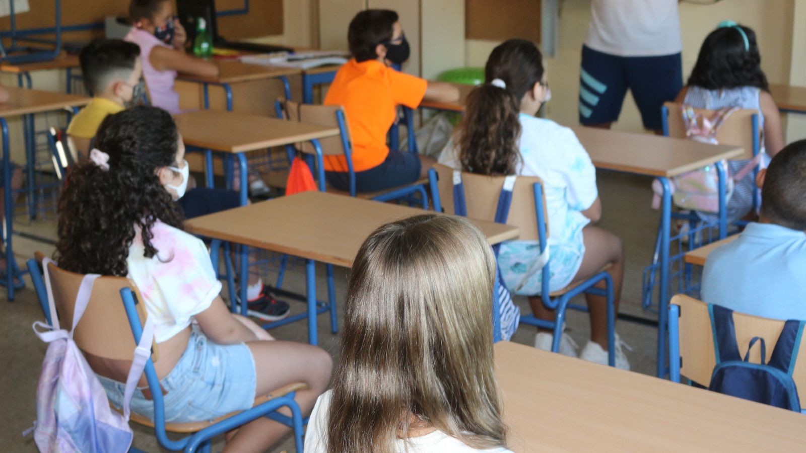 Alumnos con mascarillas dentro del aula
