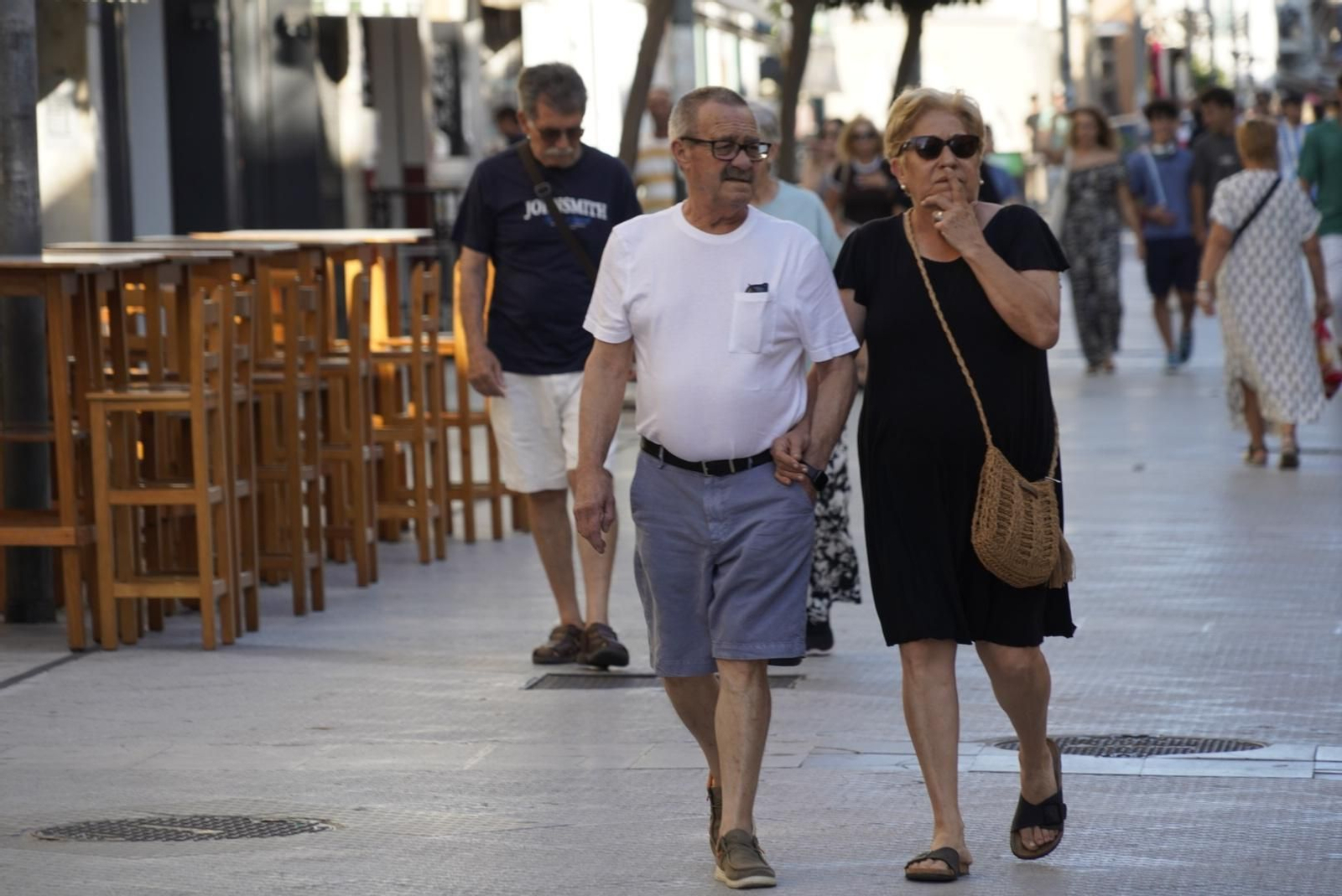 La Calle Ancha de Punta Umbría, una tarde de verano con el sol cayendo