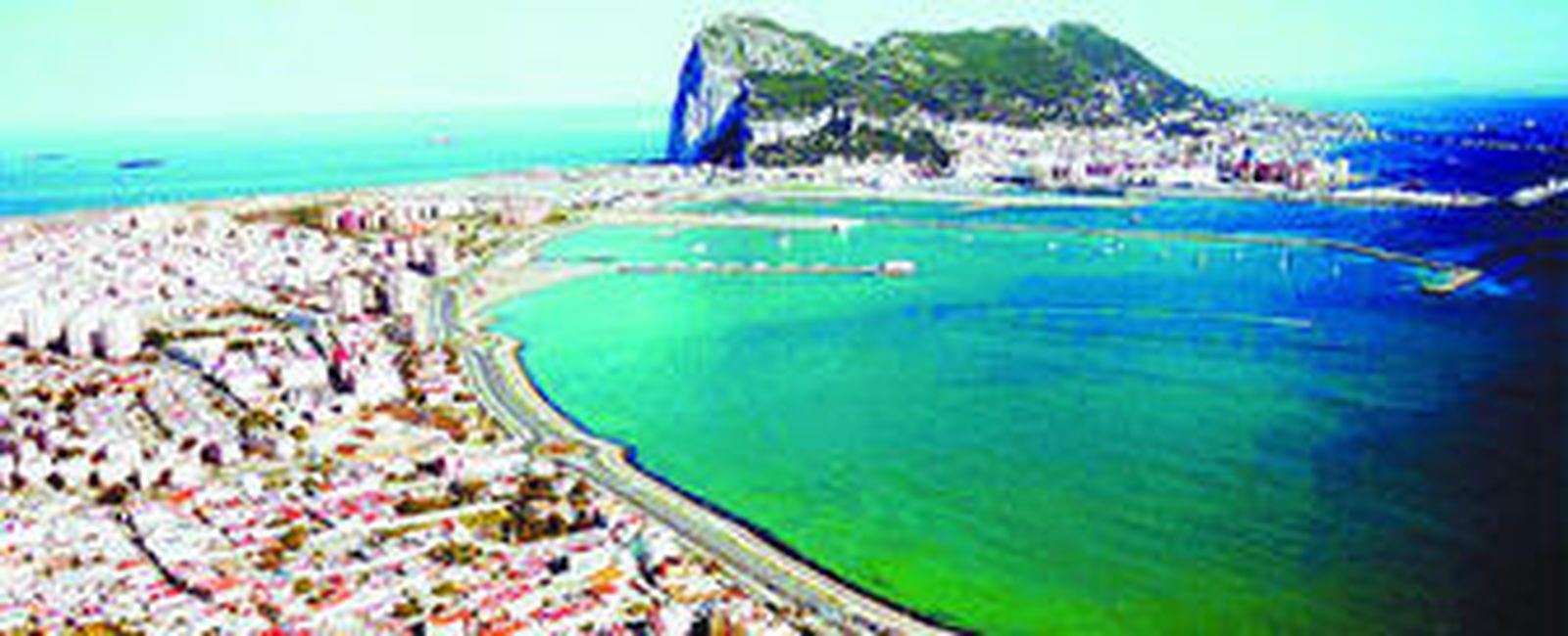 Vista aérea del Peñón con La Línea de la Concepción a la izquierda.