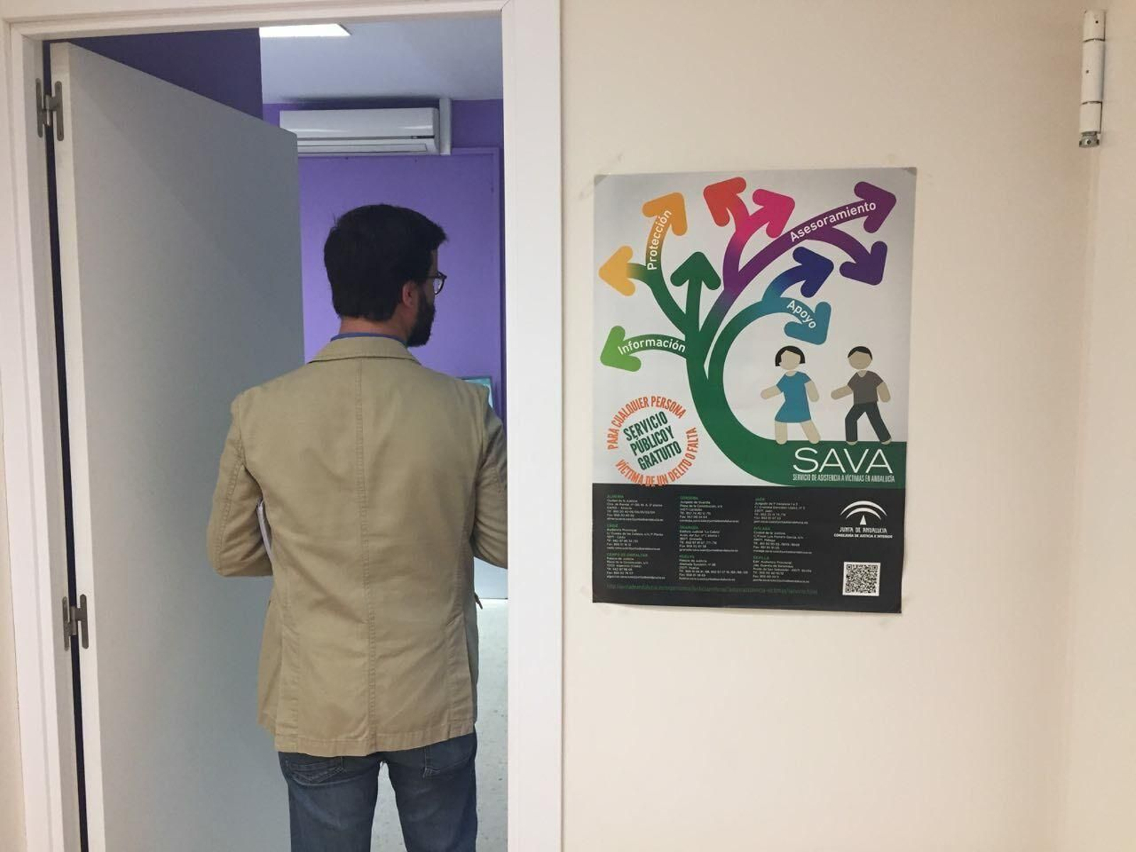 Un hombre accede a las dependencias del SAVA, en la quinta planta del Palacio de Justicia.