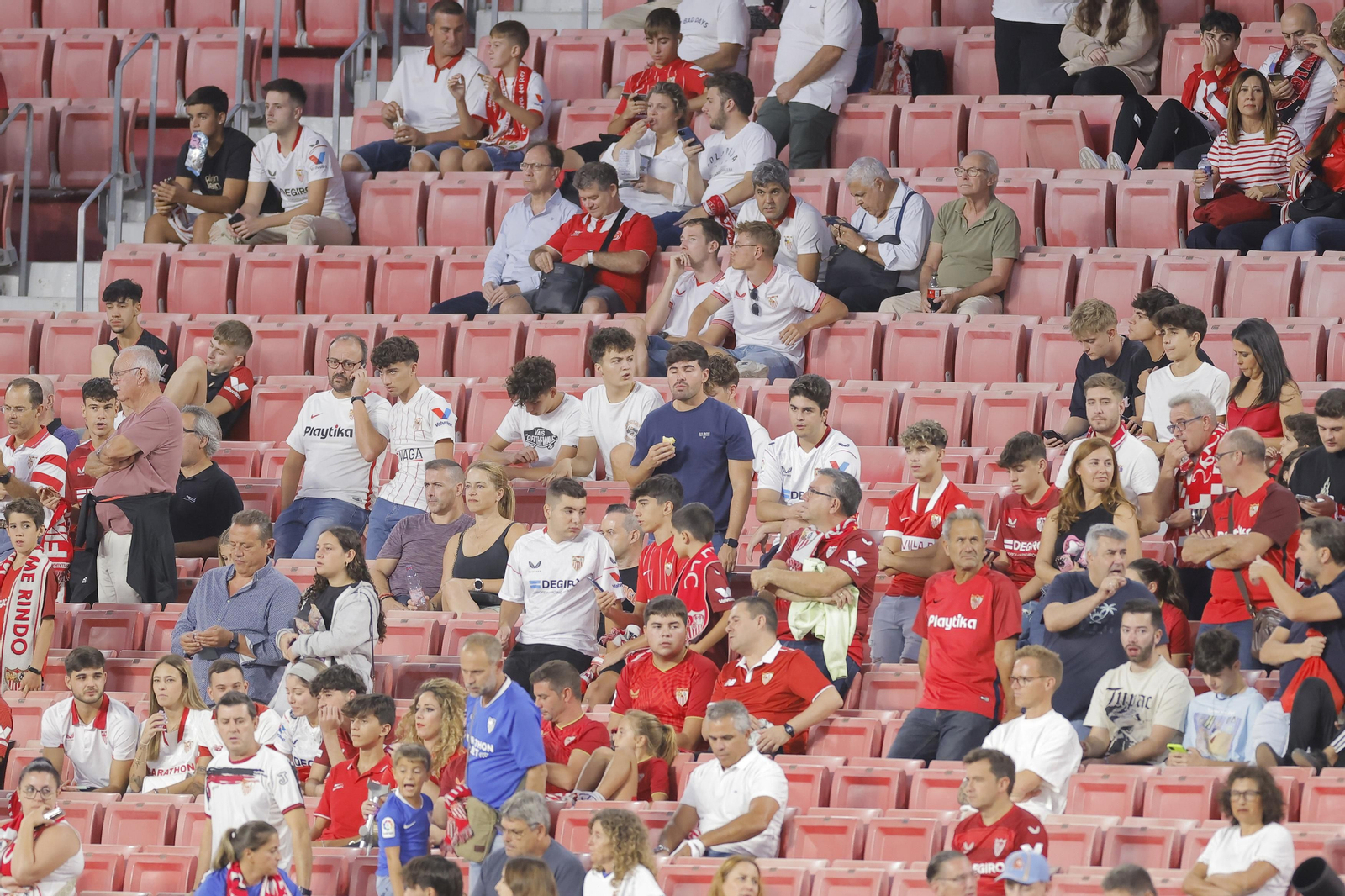 Búscate en las fotos del Sevilla-Lens