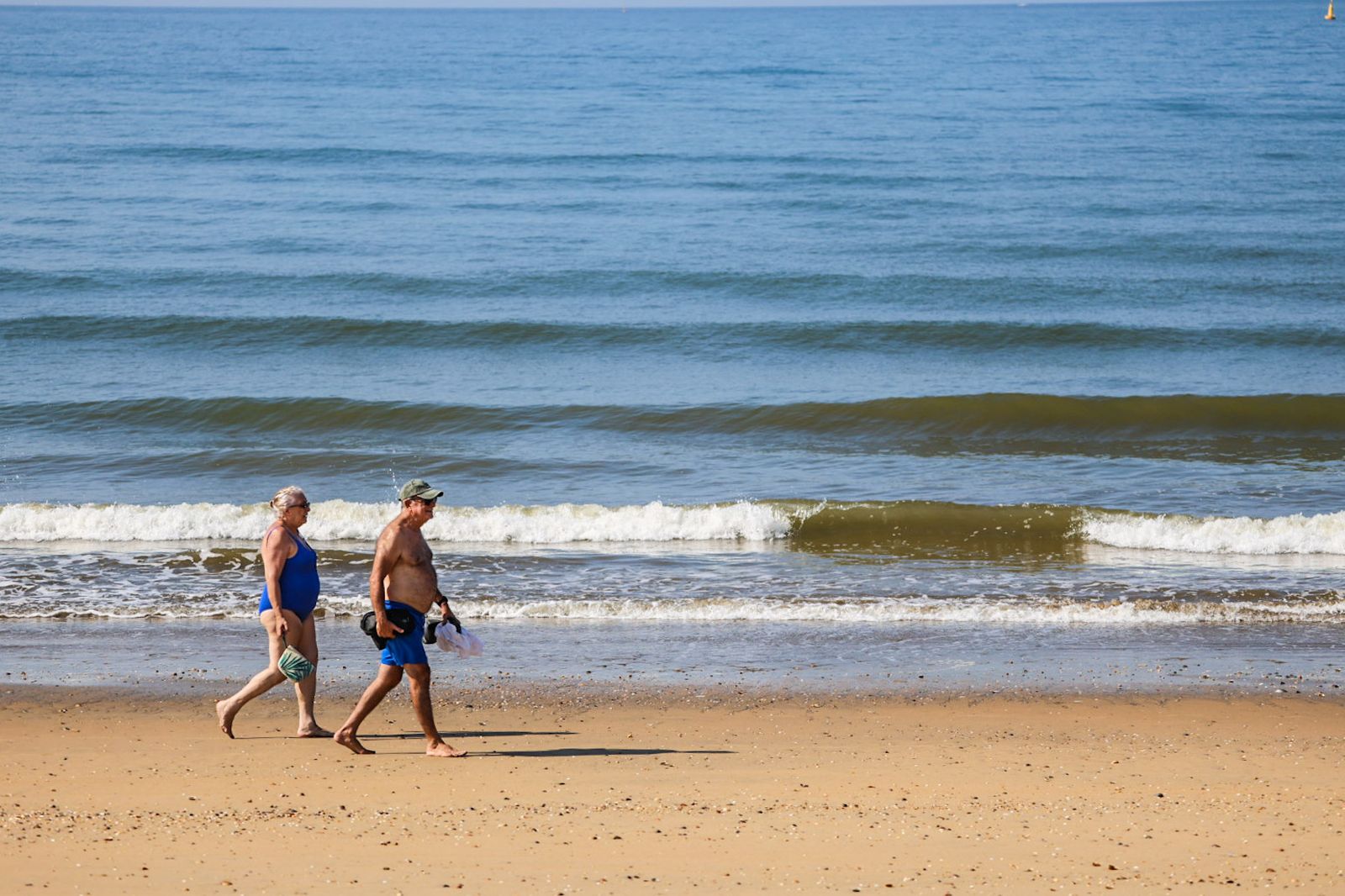 Imágenes de una tranquila mañana en la playa del Espigón de Huelva