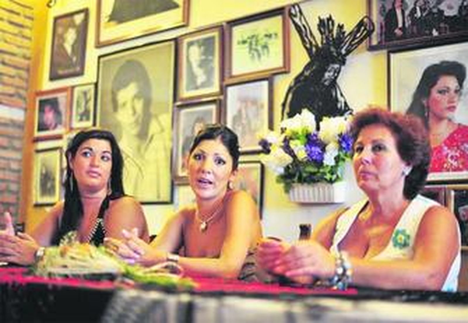 Joana Jiménez -en el centro- en la presentación del concierto en la Tertulia Flamenca.