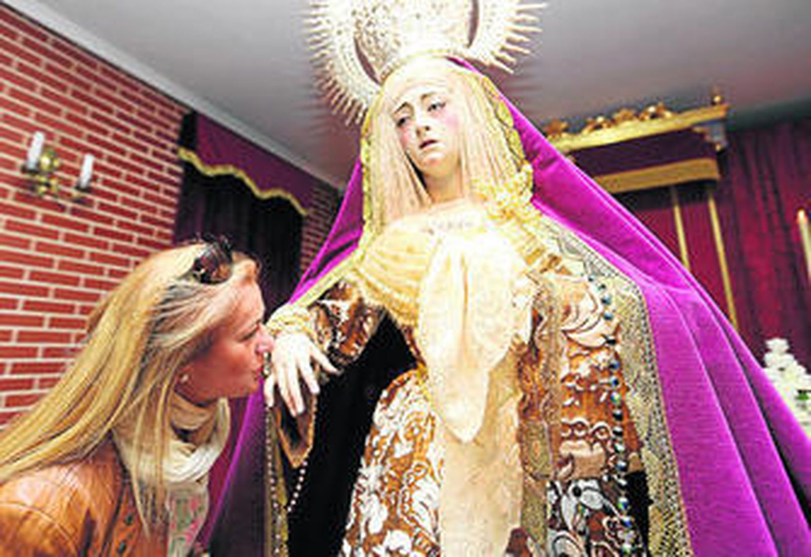 Besamano a la Virgen de las Angustias celebrado el pasado viernes en la Iglesia de San Sebastián.