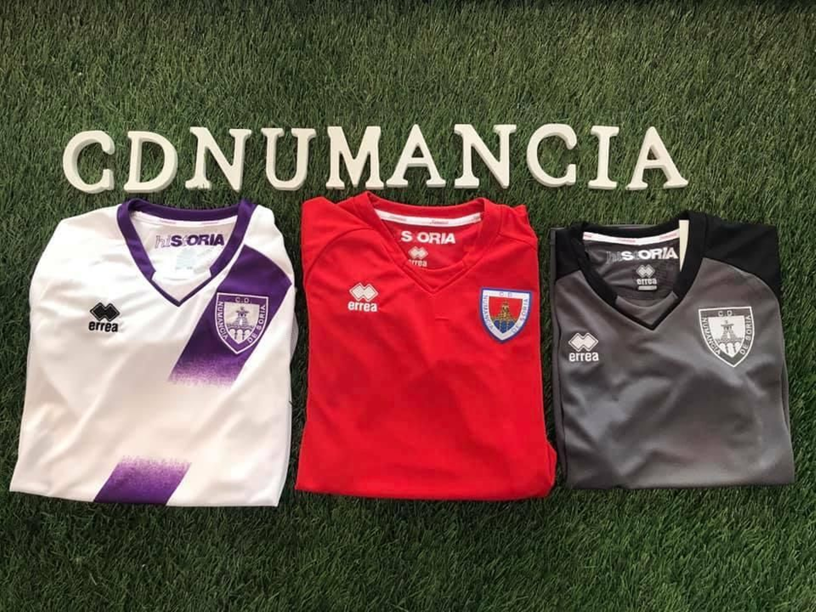 El Numancia da total protagonismo al rojo en su primera indumentaria para la temporada 2019/2020, de nuevo de la marca Errea. La segunda es blanca con una franja morada en el centro de la camiseta, mientras que la tercera combina el gris y el negro.