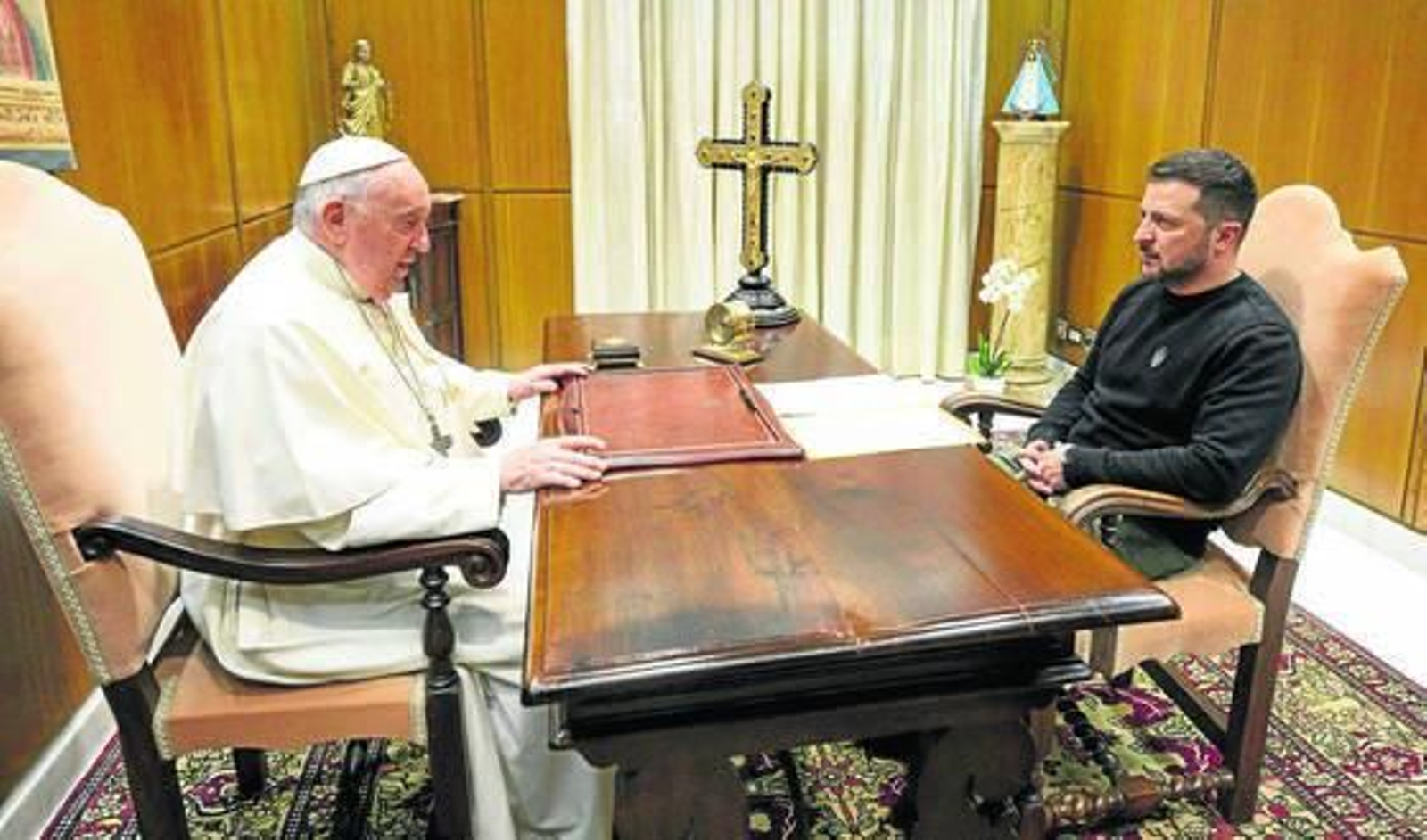 El papa Francisco y Volodimir Zelenski, en el despacho del pontífice.