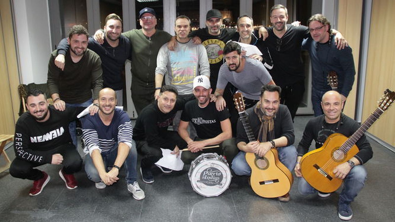 Los integrantes de la comparsa 'Los prisioneros', cabeza de serie de hoy.