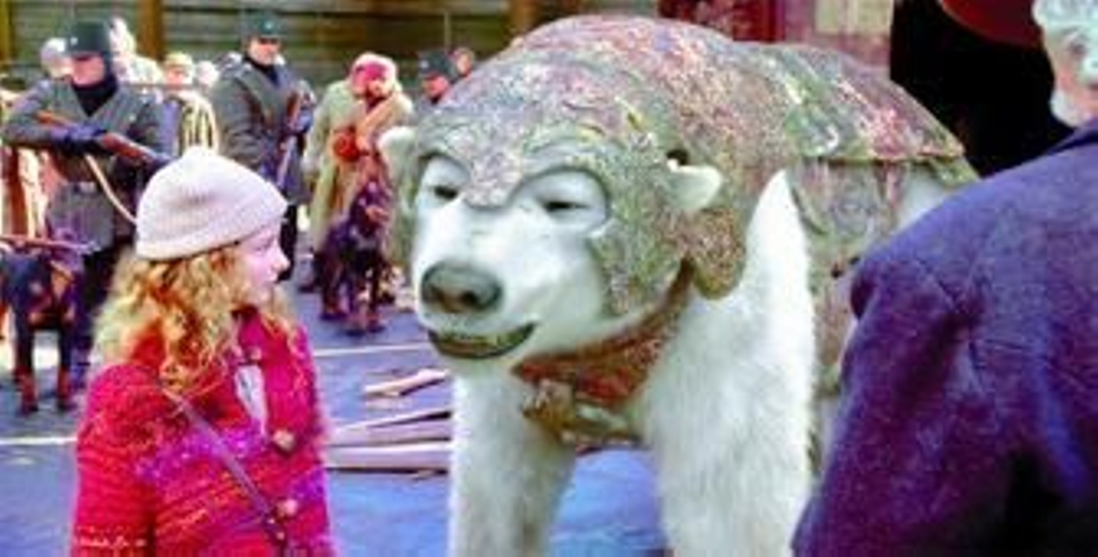 Lyra (Dakota Blue Richards), la niña protagonista, junto al oso Iorek (al que pone su voz Ian McKellen).