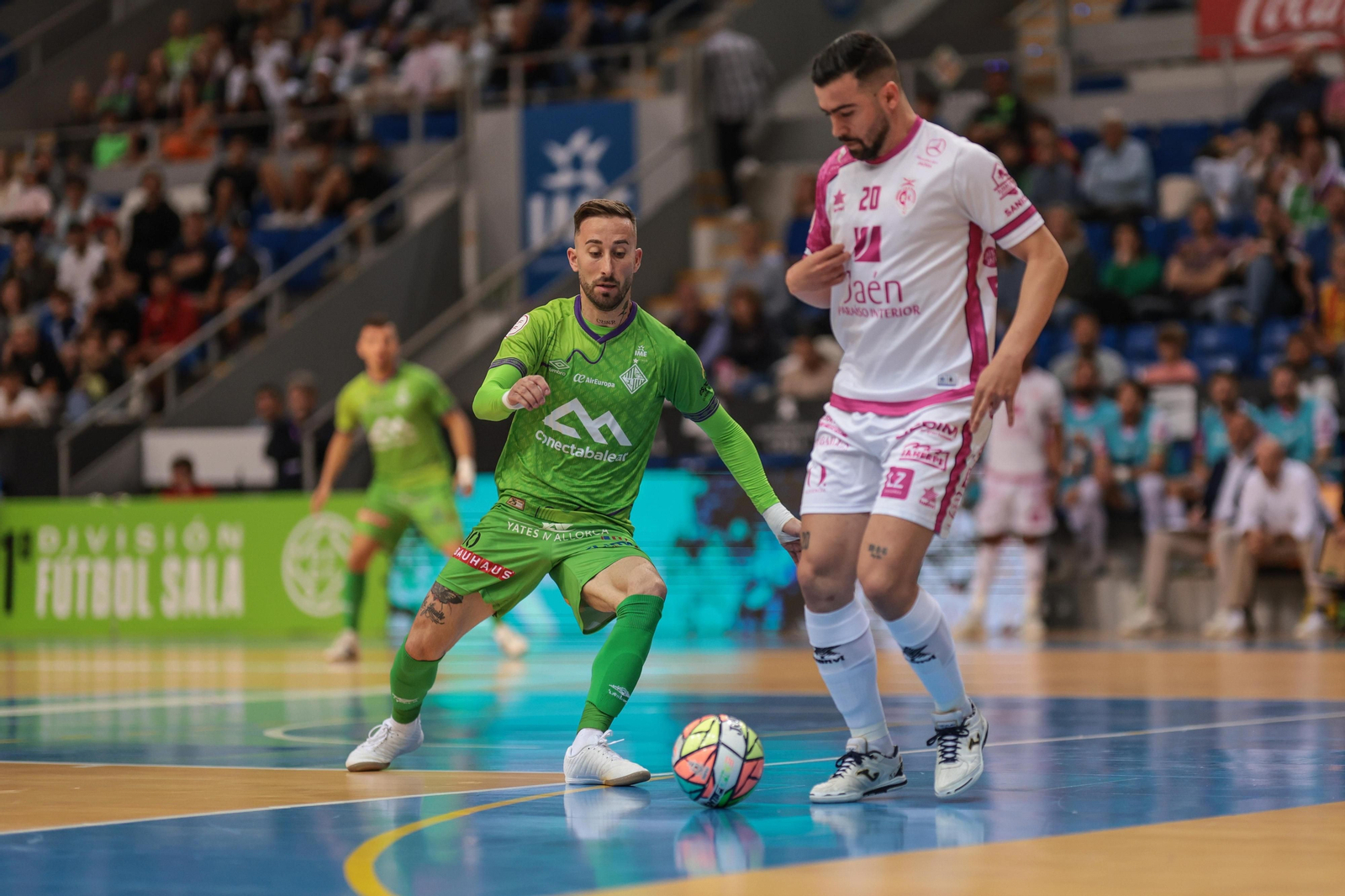 Chino conduce ante Rivillos en una acción del duelo.