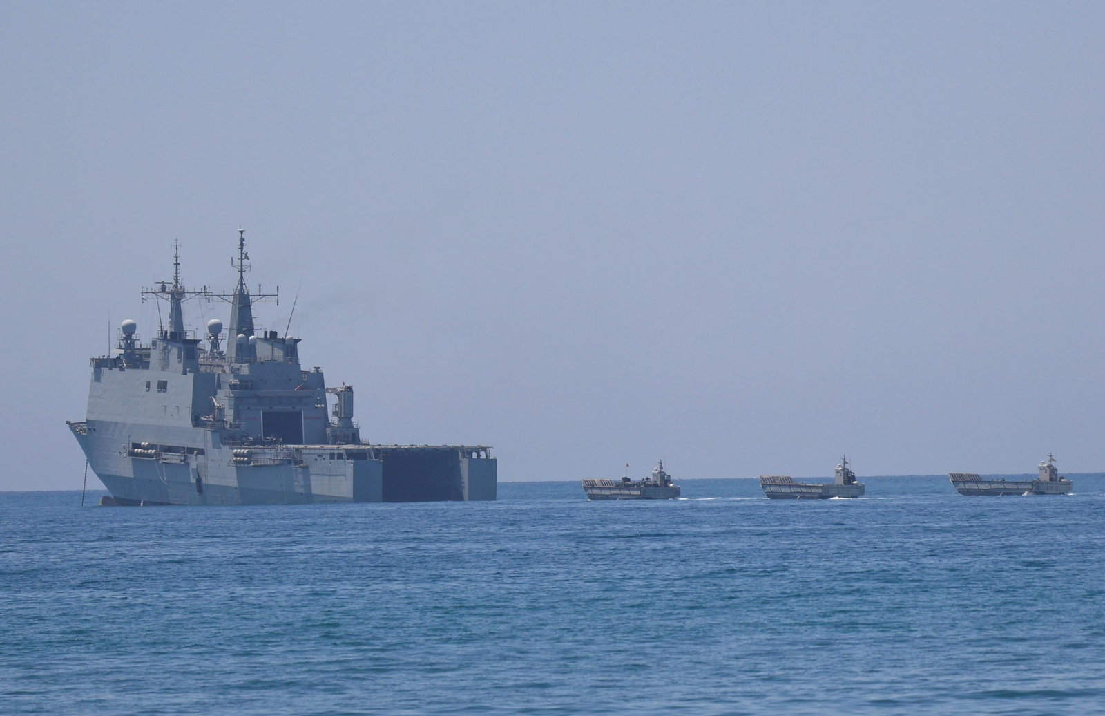 Los buques de la Armada 'Juan Carlos I' y 'Galicia' ya están en Málaga para el desembarco, en fotos